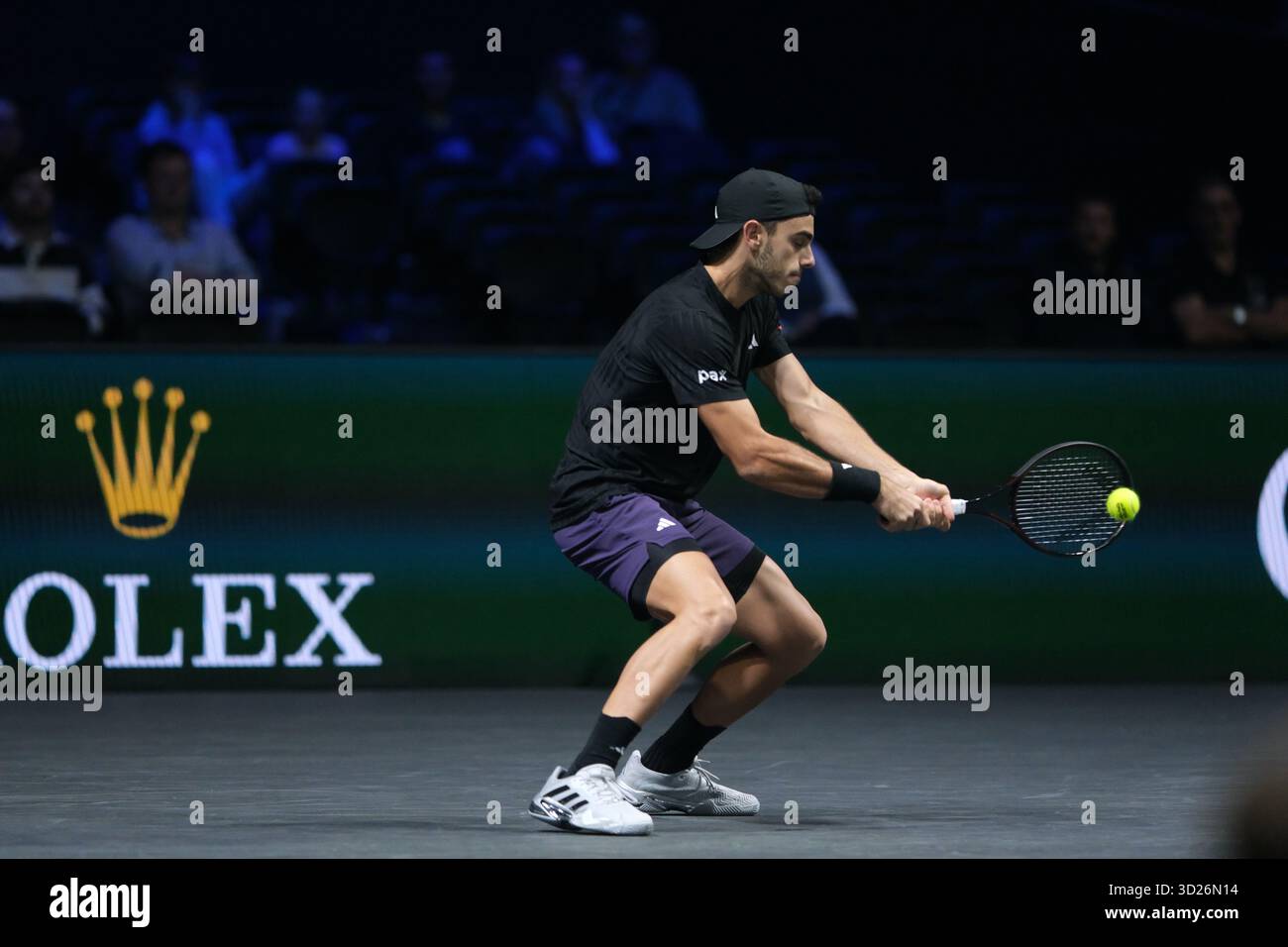 Nanterre, Hauts De Seine, Frankreich. 30. Oktober 2025. FRANCISCO CERUNDOLO (ARG) gibt den Ball im ACHTELFINALE des Rolex Paris Masters 1000 Turniers im La Defense Arena Stadium in Nanterre in Frankreich zurück (Bild: © Pierre Stevenin/ZUMA Press Wire). Nicht für kommerzielle ZWECKE! Stockfoto