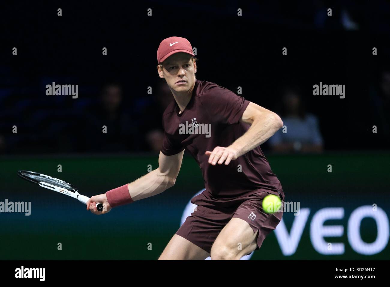 Nanterre, Hauts De Seine, Frankreich. 30. Oktober 2025. JANNIK SINNER (ITA) gibt den Ball an FRANCISCO CERUNDOLO (ARG) während des Achtelfinale des Rolex Paris Masters 1000 Turniers im La Defense Arena Stadium in Nanterre in Frankreich zurück (Foto: © Pierre Stevenin/ZUMA Press Wire). Nicht für kommerzielle ZWECKE! Stockfoto