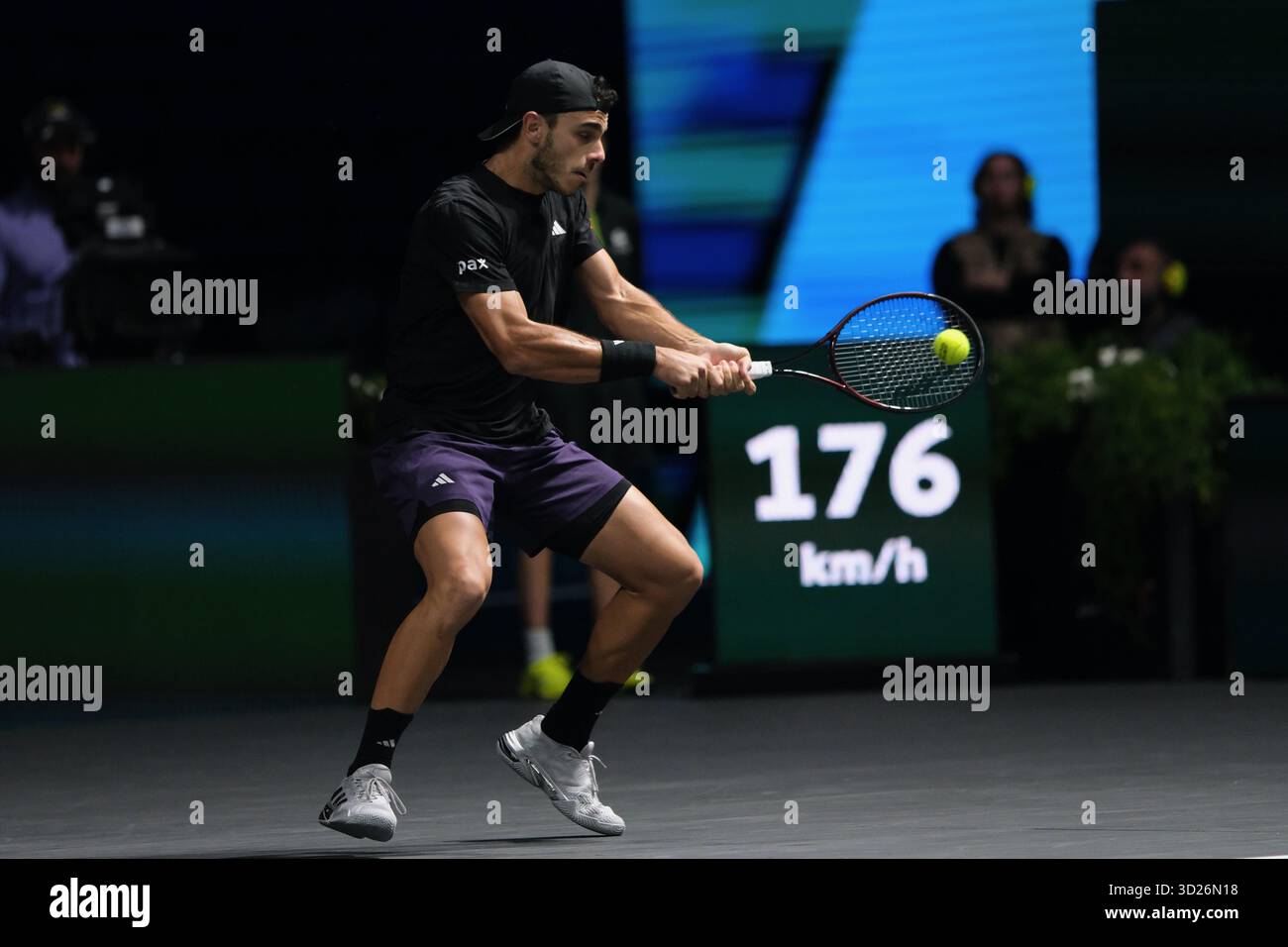 Nanterre, Hauts De Seine, Frankreich. 30. Oktober 2025. FRANCISCO CERUNDOLO (ARG) gibt den Ball im ACHTELFINALE des Rolex Paris Masters 1000 Turniers im La Defense Arena Stadium in Nanterre in Frankreich zurück (Bild: © Pierre Stevenin/ZUMA Press Wire). Nicht für kommerzielle ZWECKE! Stockfoto