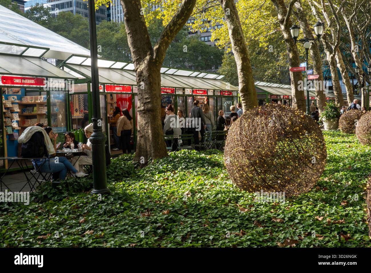 Das Winter Village, gesponsert von der Bank of America, ist ein beliebtes Urlaubsziel im Bryant Park, New York City, USA 2025 Stockfoto