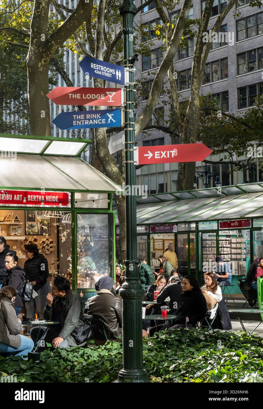 Das Winter Village, gesponsert von der Bank of America, ist ein beliebtes Urlaubsziel im Bryant Park, New York City, USA 2025 Stockfoto