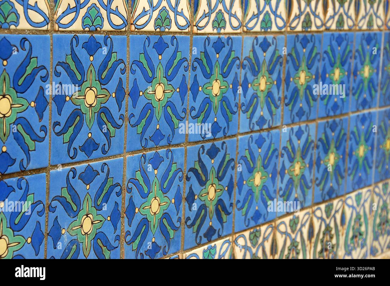 Farbenfrohe dekorative Keramikfliesenwand mit blauen, grünen und orangen Mustern im botanischen Garten auf Catalina Island, Kalifornien Stockfoto