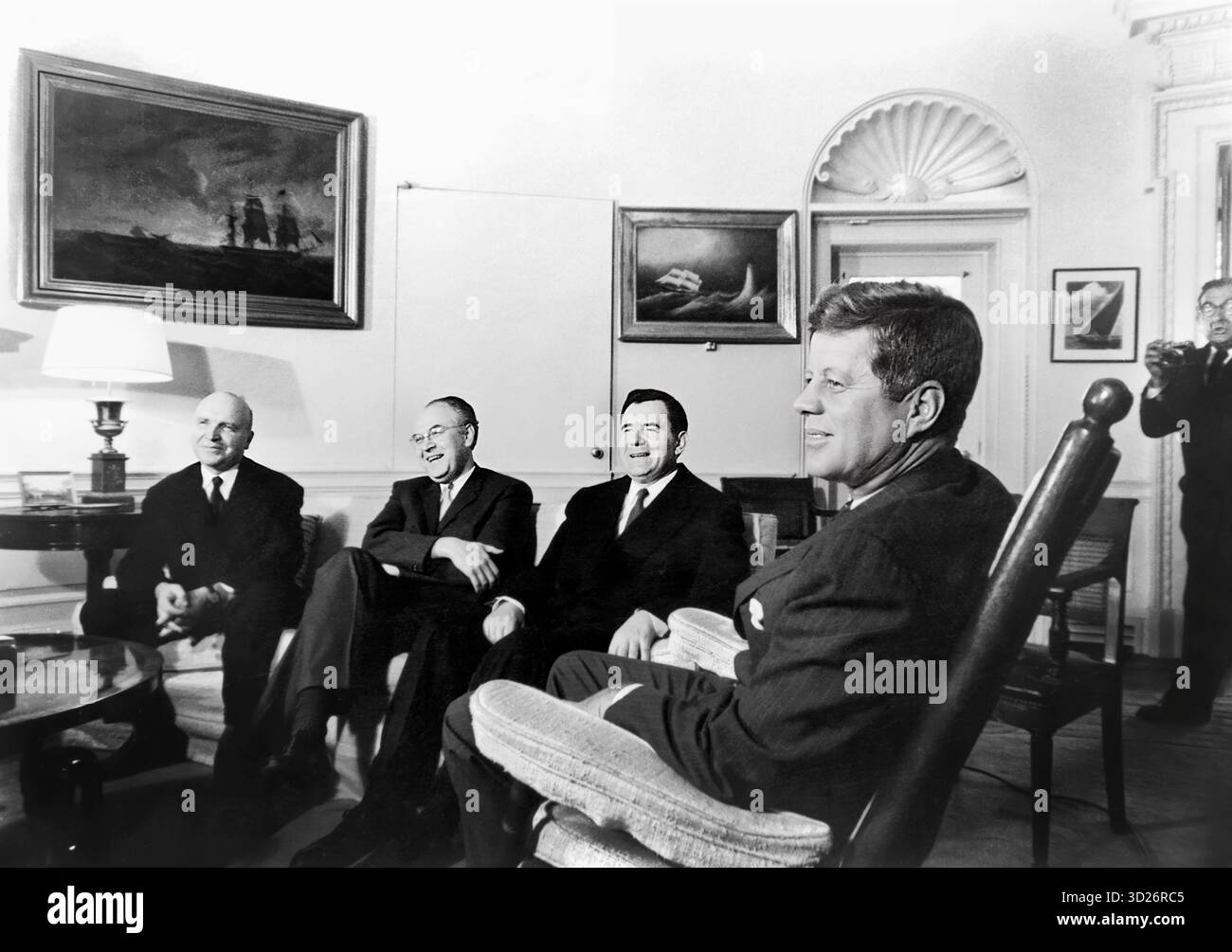 US-Präsident John F. Kennedy (rechts) Treffen mit Außenminister der Sowjetunion Andrei Gromyko (links von Kennedy), Stellvertretender Außenminister der Sowjetunion, Wladimir S. Semenov (ganz links) und sowjetischer Botschafter in den USA, Anatolij Fedorowitsch Dobrynin (2. Links), Oval Office, Weißes Haus, Washington, D.C., USA, Cecil Stoughton, Fotos des Weißen Hauses, Oktober 1962 Stockfoto