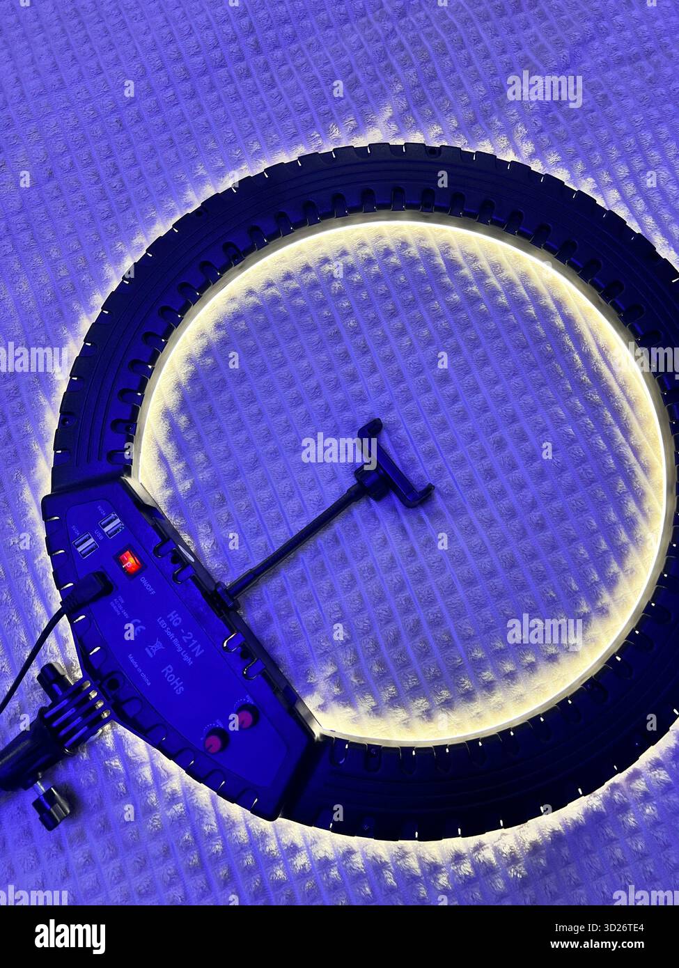 Die Ringleuchte für das Schloss wird durch die Leuchte heruntergefahren - Smartphone-aufgenommenes Stockfoto