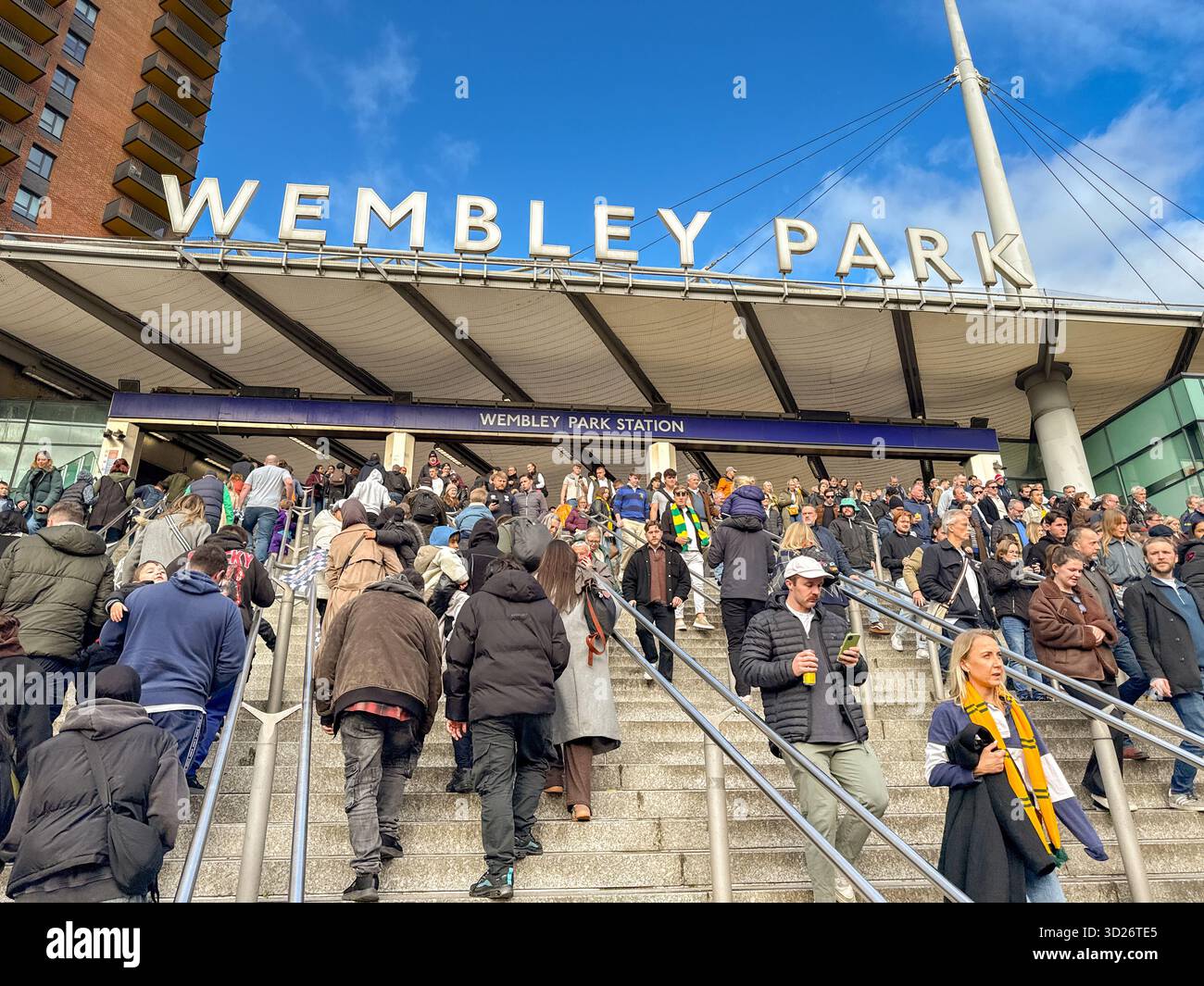 London, England, Großbritannien - 25. Oktober 2025: Sportfans kommen zu einem großen Sportereignis in Wembley Park - Smartphone-aufgenommenes Stockfoto