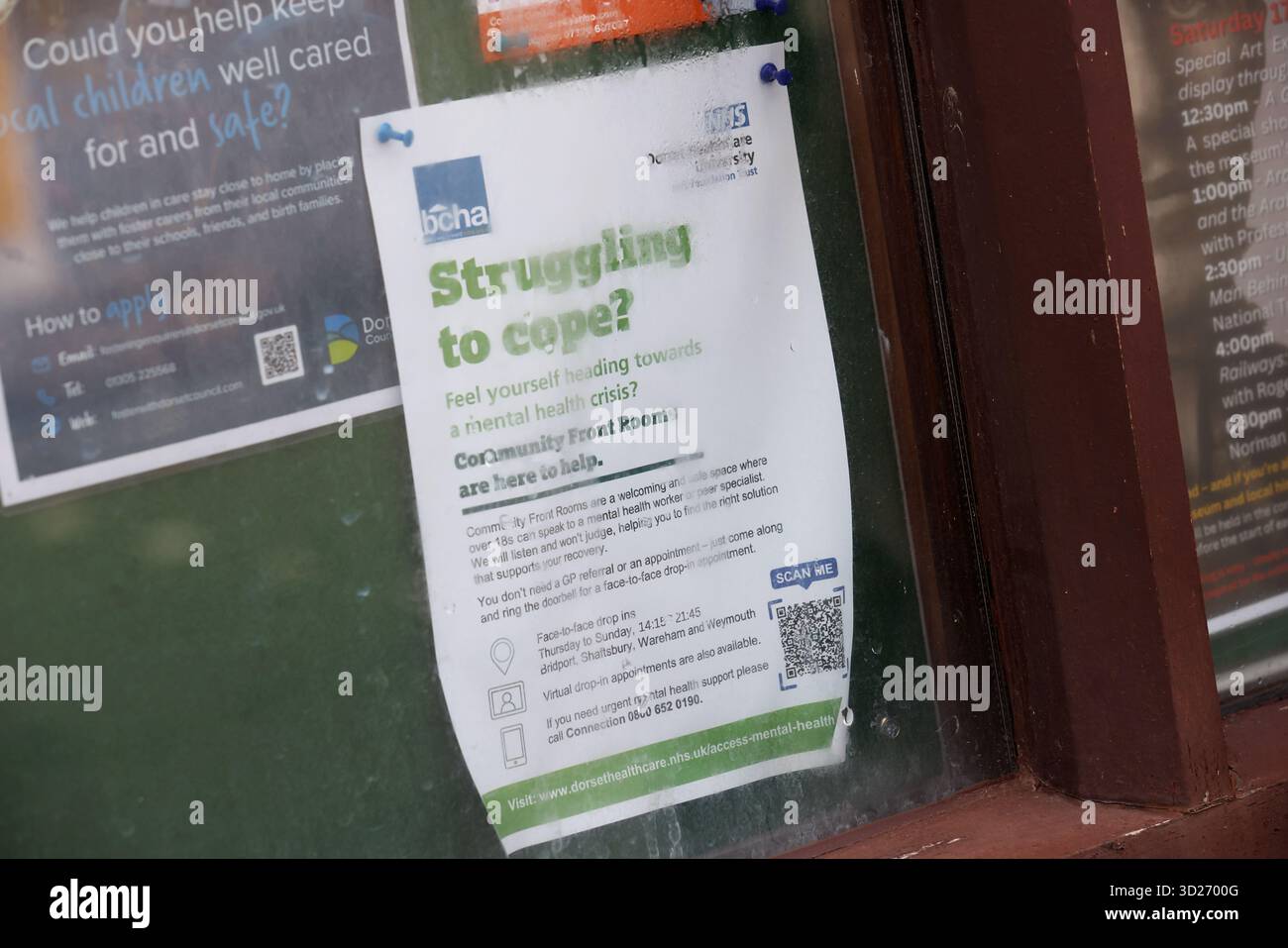 NHS-Poster für psychische Gesundheit an einer Wand in Wareham, Dorset, Großbritannien. Stockfoto