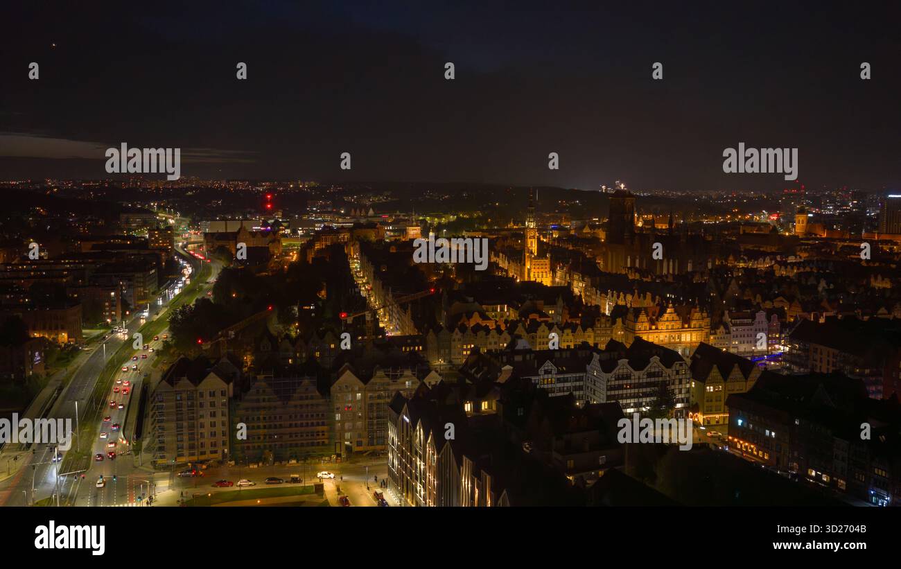 Nächtlicher Blick auf Danzig, Polen, zeigt die Lichter der Altstadt, die St. Marys Kirche, den Turm des Rathauses, die Fronten des Motlawa Flusses, den Danziger Kranich und die Verkehrsleuchte Stockfoto