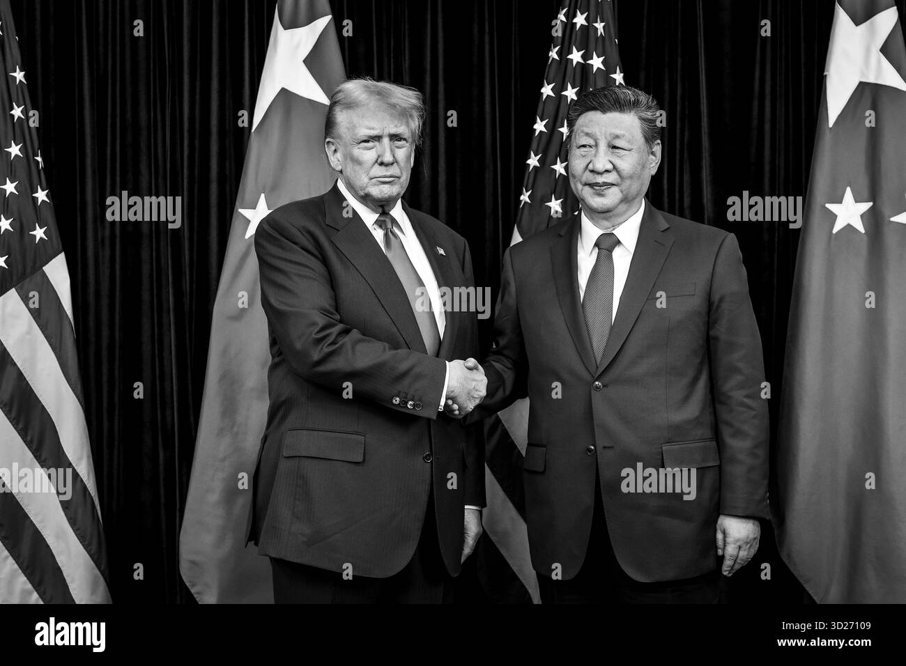 Busan, Südkorea. 30. Oktober 2025. US-Präsident Donald Trump begrüßt den chinesischen Präsidenten Xi Jinping, rechts, vor einem bilateralen Treffen auf der Gimhae Air Base am 30. Oktober 2025 in Busan, Südkorea. Quelle: Daniel Torok/White House Photo/Alamy Live News Stockfoto