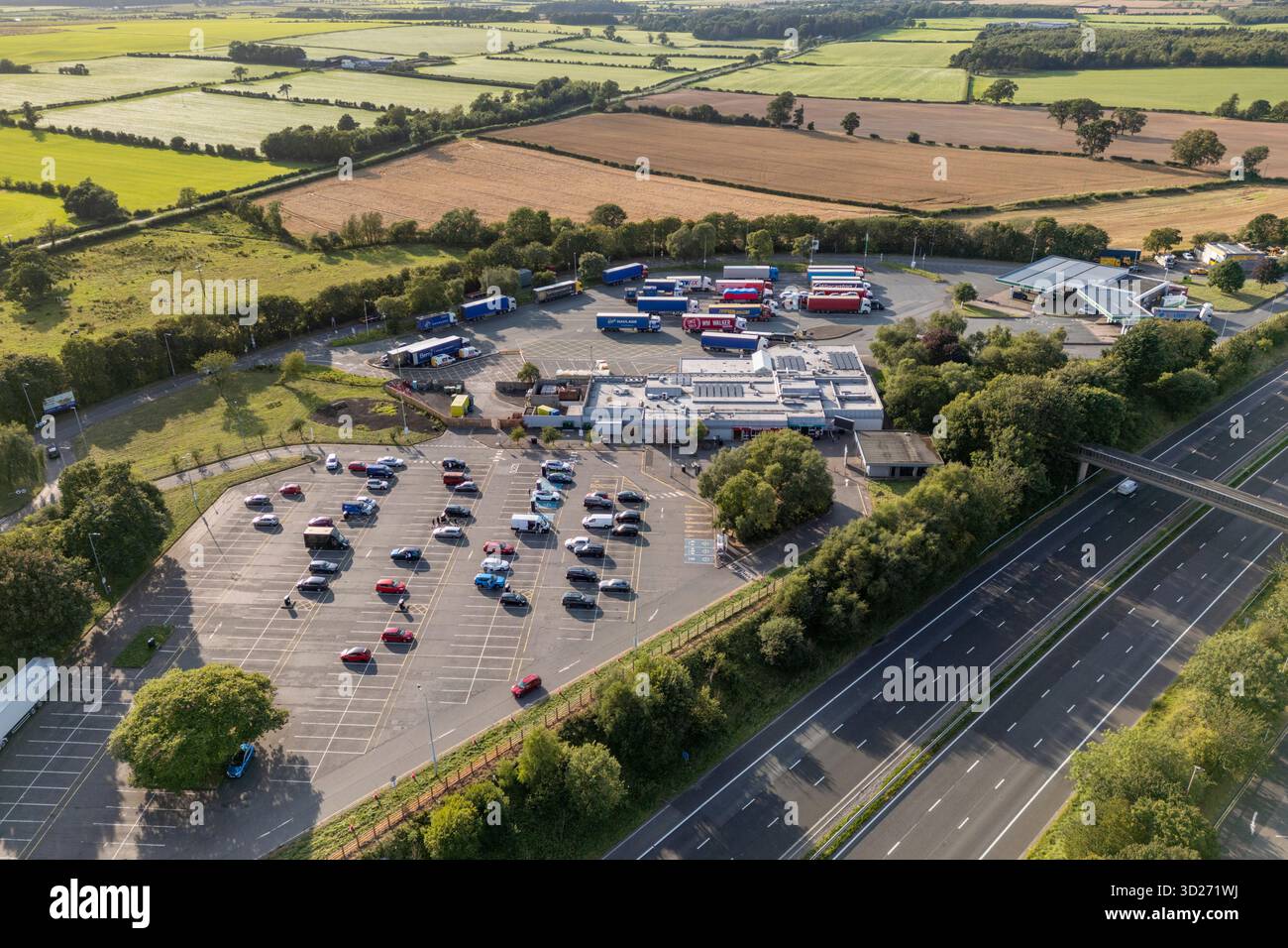 Luftaufnahme der Autobahn Moto Southwaite M6 Northbound, Cumbria, Großbritannien. Stockfoto