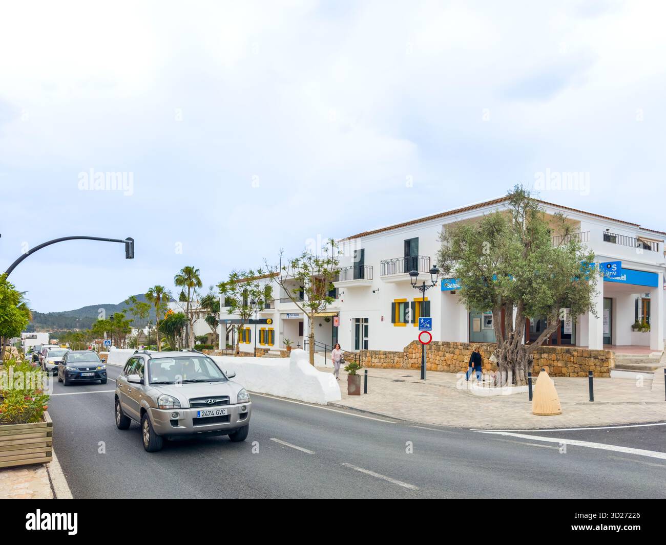 Carrer de Pere Escanellas mit Geschäften, Restaurants und Bars im Zentrum von Sant Josep de sa Talaia, Ibiza, Spanien: Phillip Roberts - Smartphone-aufgenommenes Stockfoto