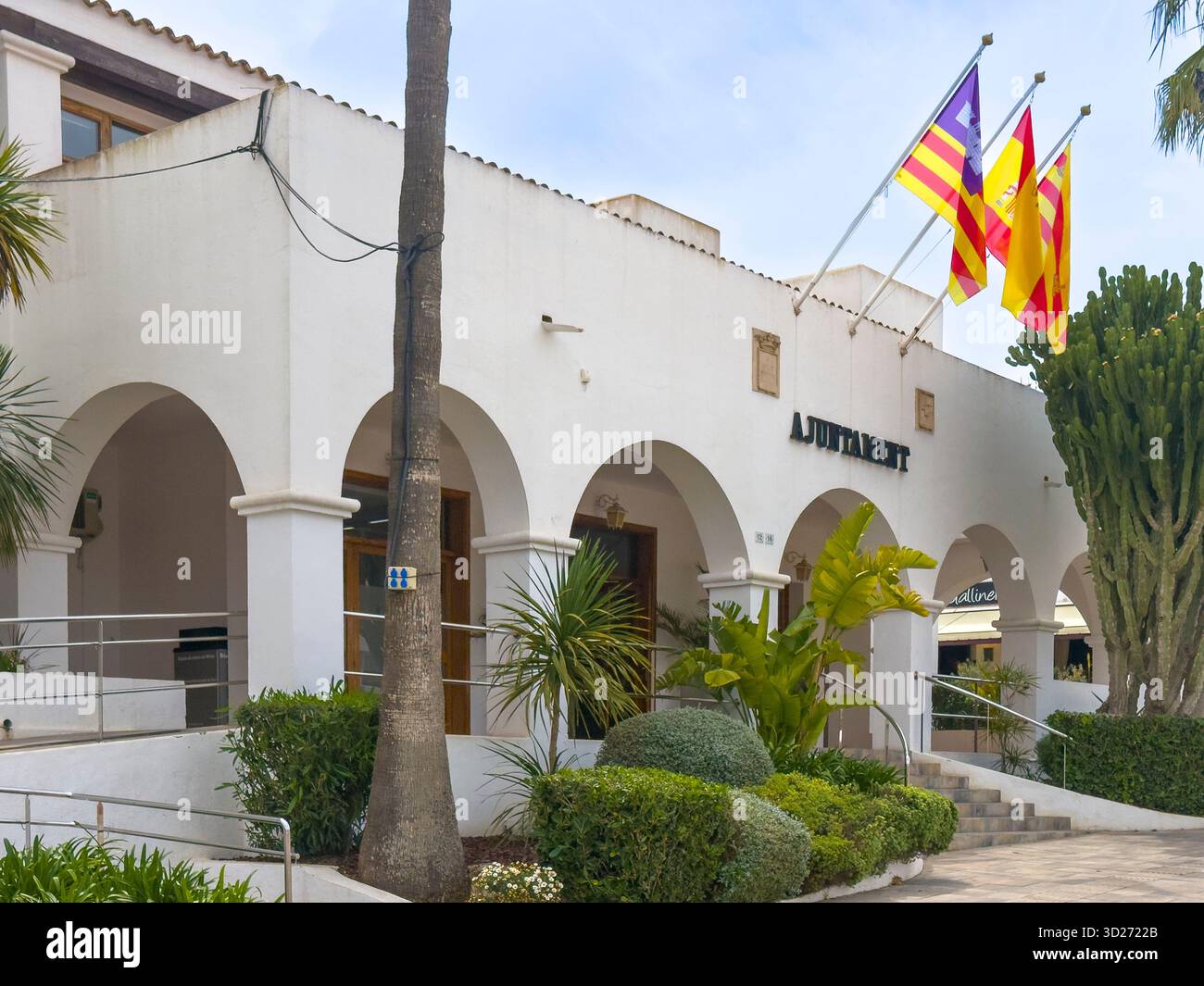 Carrer de Pere Escanellas mit Geschäften, Restaurants und Bars im Zentrum von Sant Josep de sa Talaia, Ibiza, Spanien: Phillip Roberts - Smartphone-aufgenommenes Stockfoto