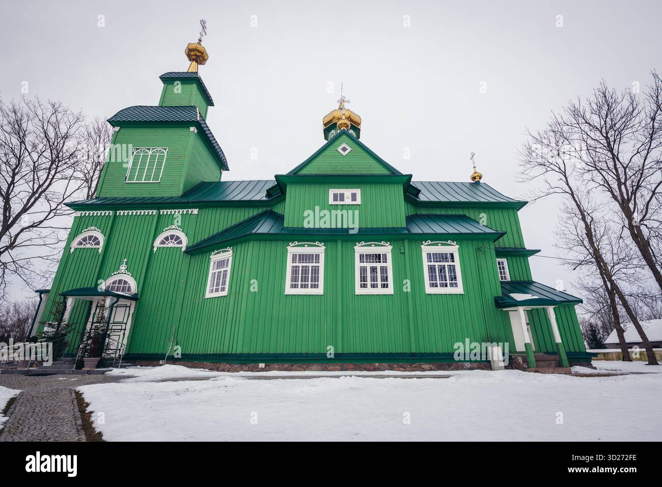 Seitenansicht der hölzernen orthodoxen Kirche St. Erzengel Michael in Trzescianka, kleines Dorf in Podlasie Region in Polen Stockfoto