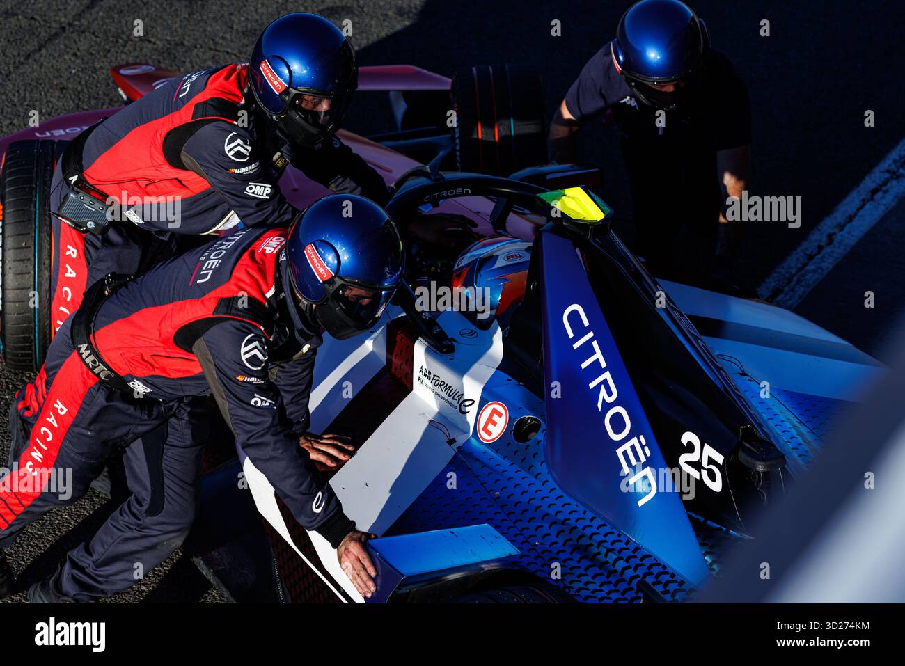 Valencia, Spanien. 30. Oktober 2025. Mitglieder des Formel-E-Teams von Citroën Racing schieben das Auto von Jean-Eric Vergne am 4. Formel-E-Vorsaison-Testtag am 30. Oktober 2025 in Valencia in die Garage auf dem Rennkurs Ricardo Tormo. Stockfoto