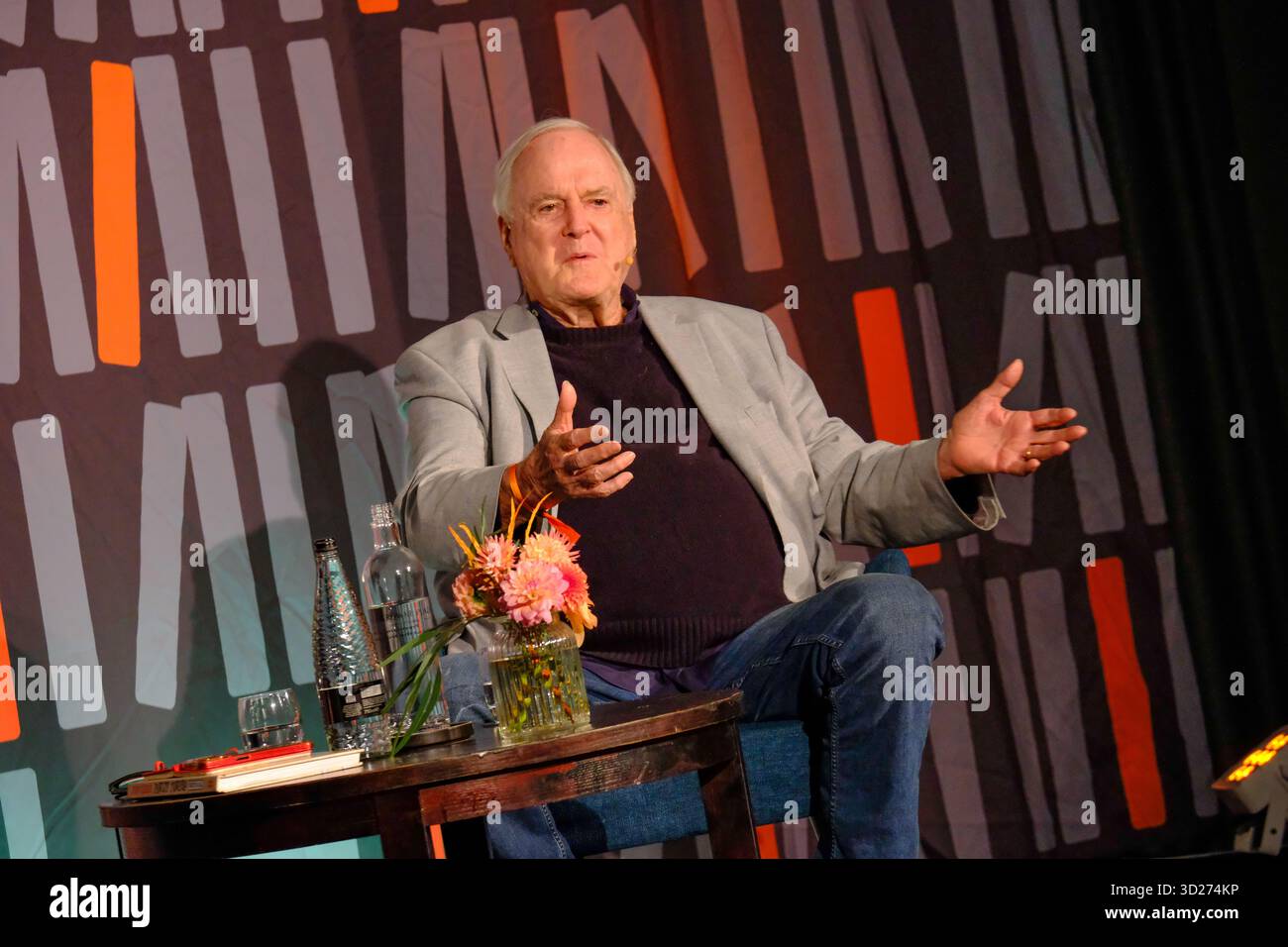 Stratford-upon-Avon, Vereinigtes Königreich Donnerstag, 30. Oktober 2025. John Cleese 50 Years of Fawlty Towers lebt beim Stratford Literary Festival. Zum ersten Mal in Großbritannien erzählte John Momente aus seiner Karriere im Fernsehen und Film und erklärte, warum seine Slapstick-Hotelgestaltung weiterhin regelmäßig zur besten Sit-com in der britischen Geschichte gewählt wird. Er zollte dem Fawlty Towers Star Prunella Scales Tribut, den er Perfect Comedy Partner nannte, der diese Woche im Alter von 93 Jahren starb. Stockfoto