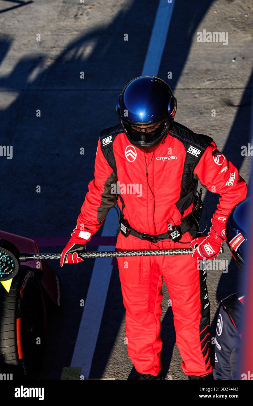 Valencia, Spanien. 30. Oktober 2025. Mitglieder des Formel-E-Teams von Citroën Racing warten auf einen Pit Boost mit dem Auto von Nick Cassidy in die Garage auf dem Circuit Ricardo Tormo beim Formel-E-Vorsaisontest-Tag 4 am 30. Oktober 2025 in Valencia, Spanien. Stockfoto