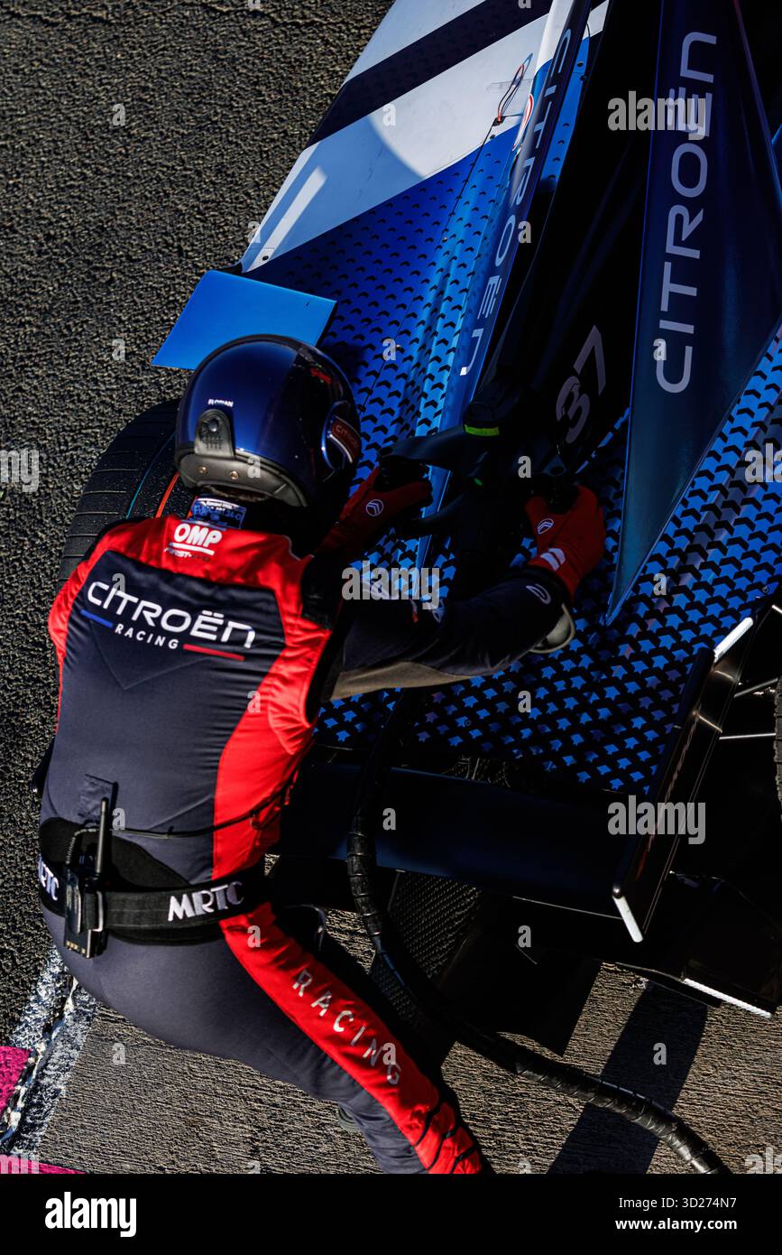 Valencia, Spanien. 30. Oktober 2025. Mitglieder des Formel-E-Teams von Citroën Racing warten auf einen Pit Boost mit dem Auto von Nick Cassidy in die Garage auf dem Circuit Ricardo Tormo beim Formel-E-Vorsaisontest-Tag 4 am 30. Oktober 2025 in Valencia, Spanien. Stockfoto