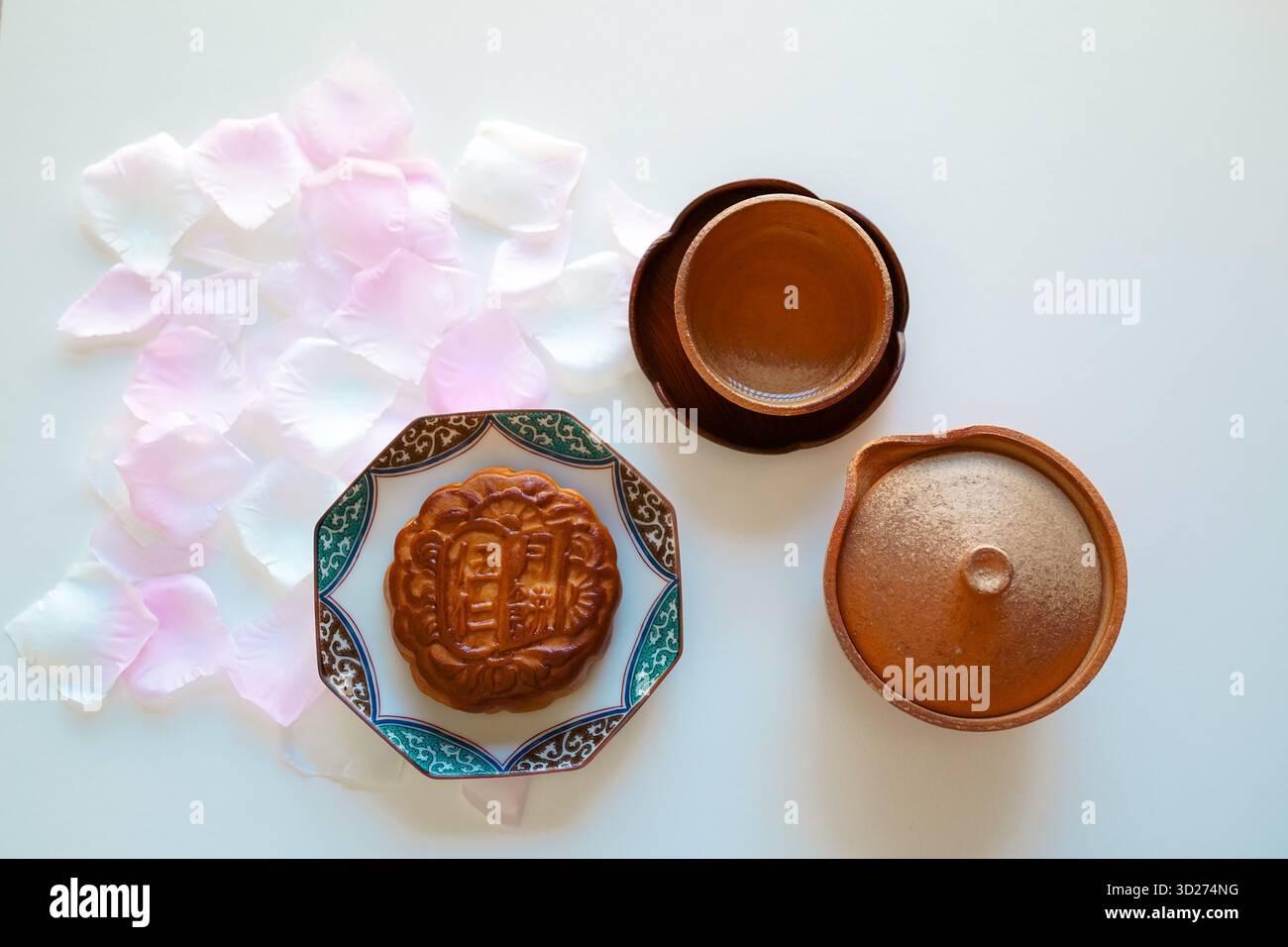 Chinesische gemischte Nüsse Mooncake, großzügig gefüllt mit Nüssen und getrockneten Früchten, Overhead Shot Stockfoto