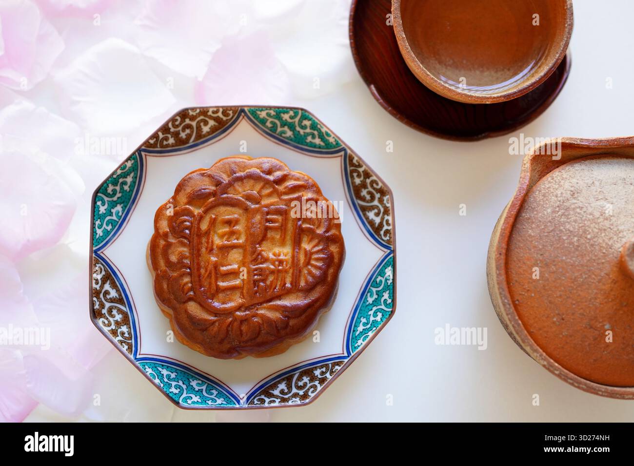 Chinesische gemischte Nüsse Mooncake, großzügig gefüllt mit Nüssen und getrockneten Früchten, Overhead Shot Stockfoto
