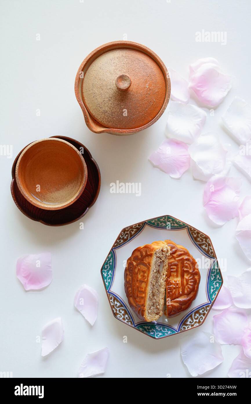 Chinesische gemischte Nüsse Mooncake, großzügig gefüllt mit Nüssen und getrockneten Früchten, Overhead Shot Stockfoto