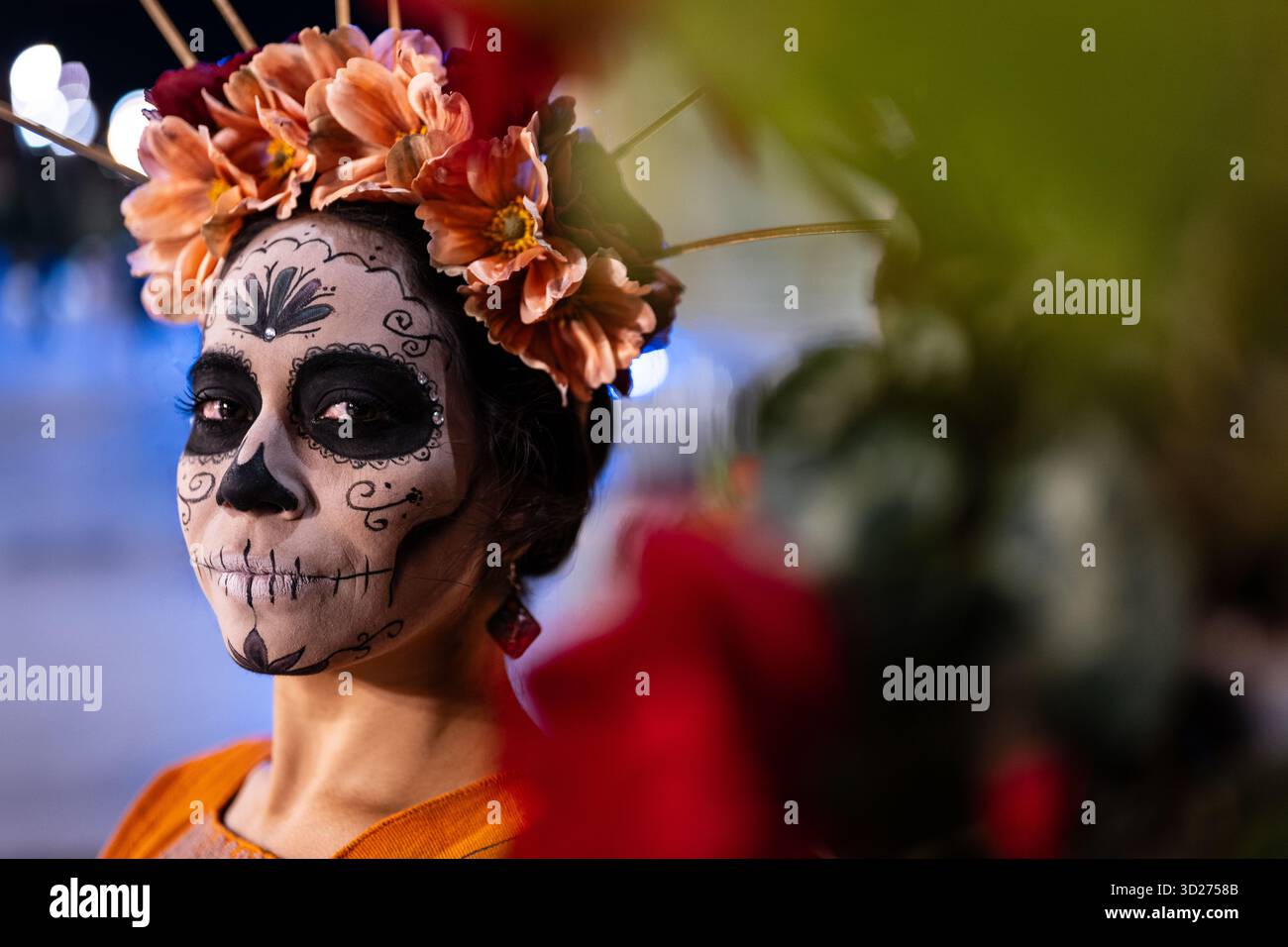 Porträt einer jungen mexikanischen Frau, verkleidet als Catrina für den Tag der Toten Stockfoto