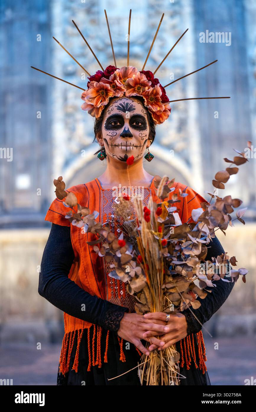 Porträt einer jungen mexikanischen Frau, verkleidet als Catrina für den Tag der Toten Stockfoto