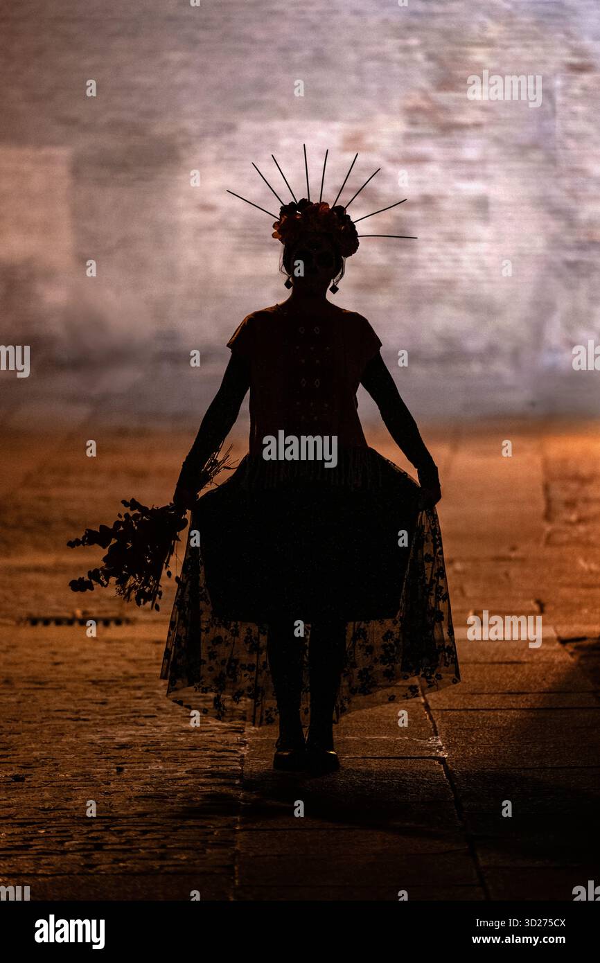 Silhouette einer jungen mexikanischen Frau, gekleidet als Catrina für den Tag der Toten Stockfoto