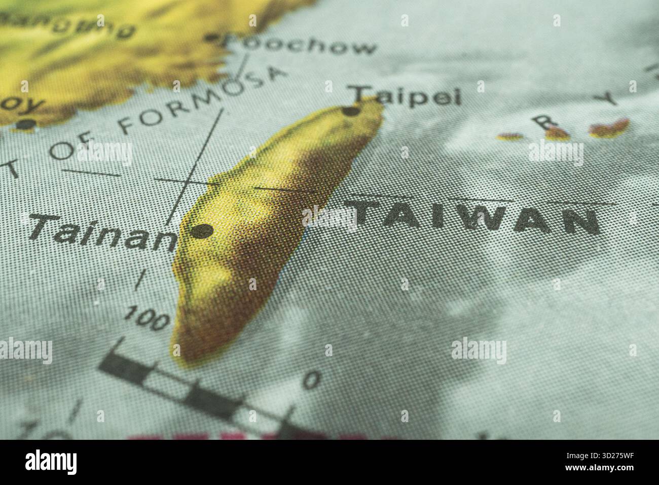 Das Bild zeigt eine Karte mit Schwerpunkt auf dem Pazifik, die Taiwan mit seiner Hauptstadt Taipeh markiert. Die Karte verwendet Farben und Linien, um Unterschiede darzustellen Stockfoto