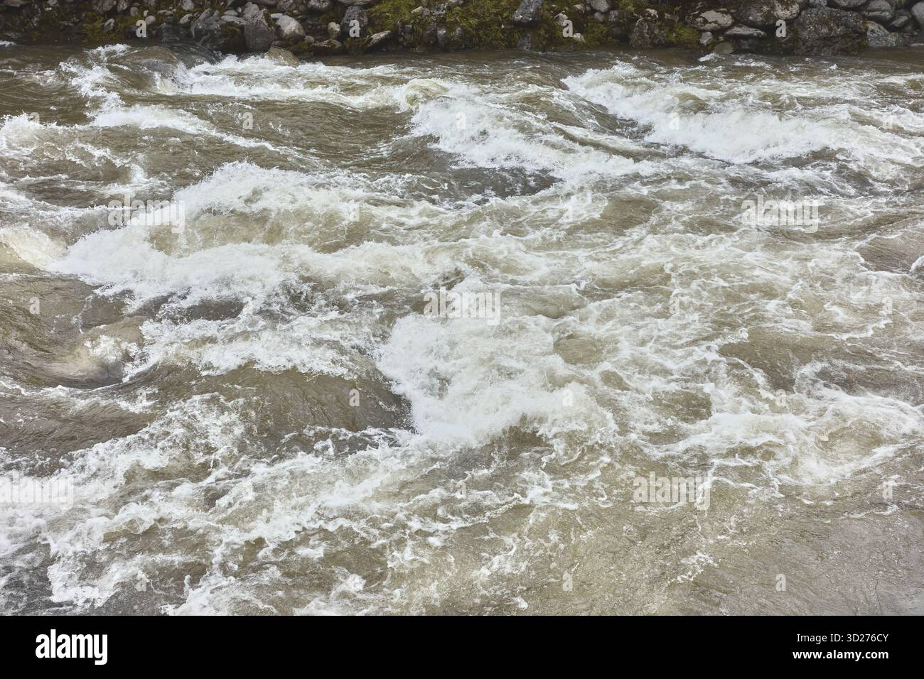 Ein rauschender Gebirgsfluss in Ecuador, natürlicher Hintergrund. Stockfoto