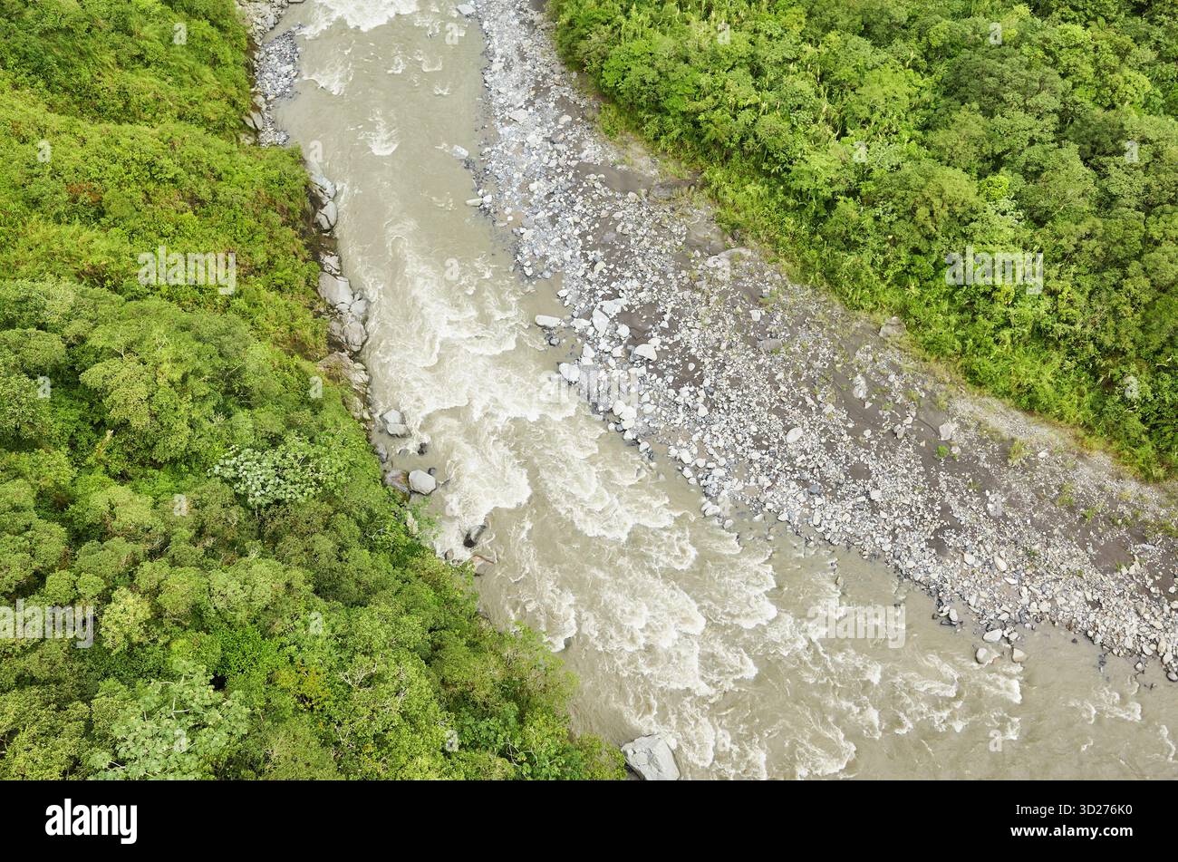 Aus der Vogelperspektive auf einen Bergfluss, Ecuador. Stockfoto