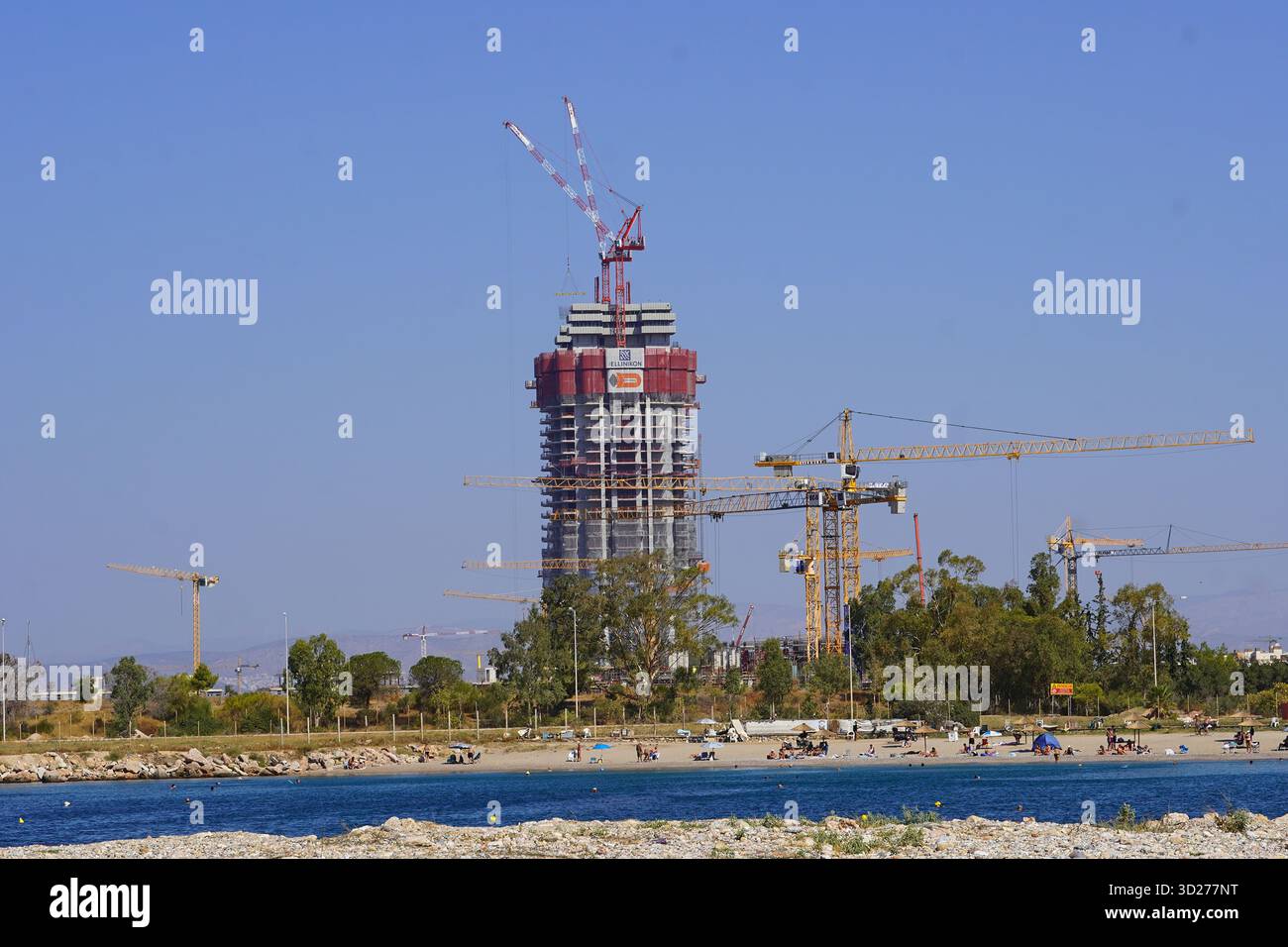 Hellinikon, Athen, Griechenland, 3. September 2025. Das Hochhaus befindet sich im Bau und ein Strand in Glyfada Stockfoto