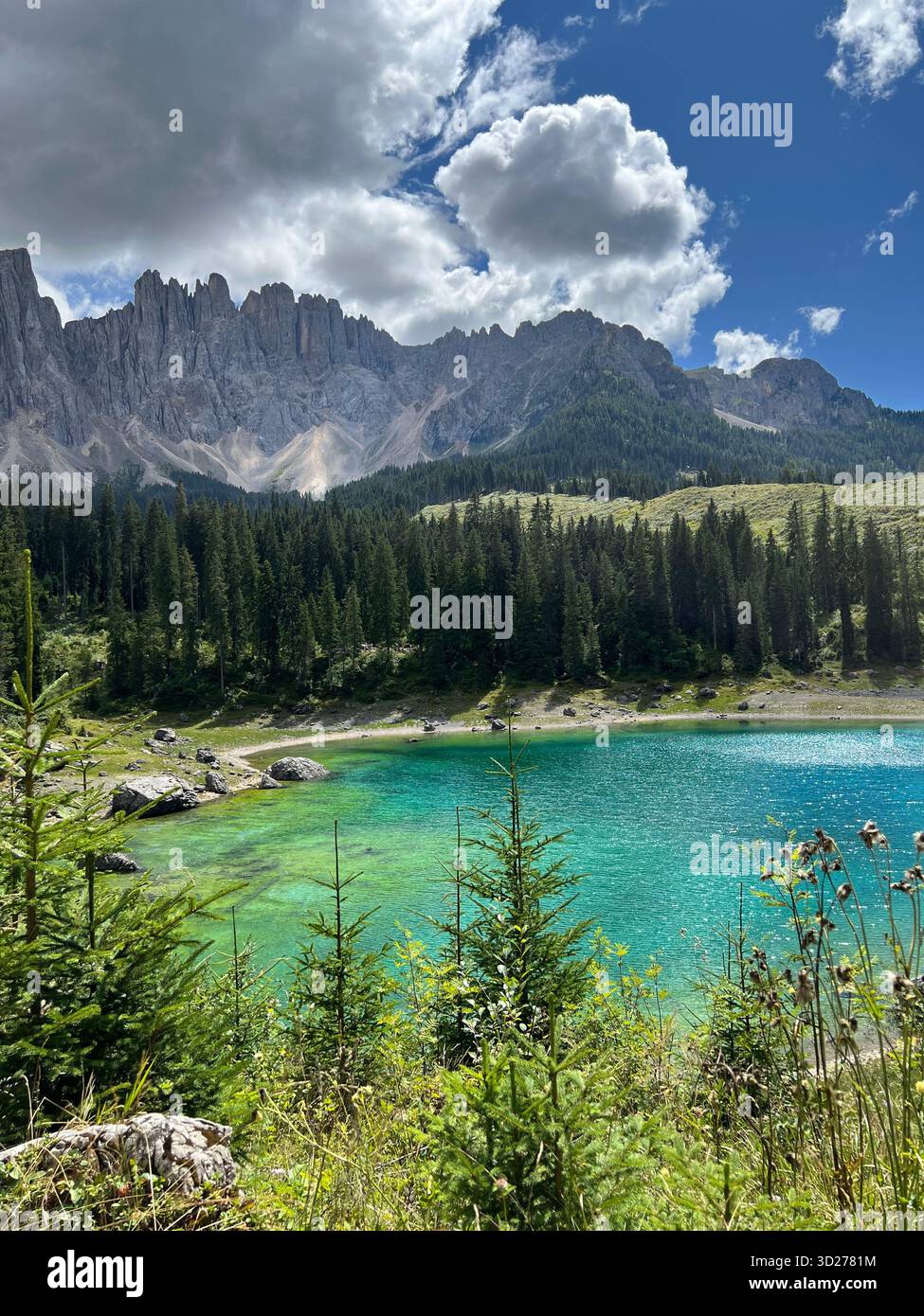 Malerischer Blick auf den Pragser Lago - Smartphone-aufgenommenes Stockfoto