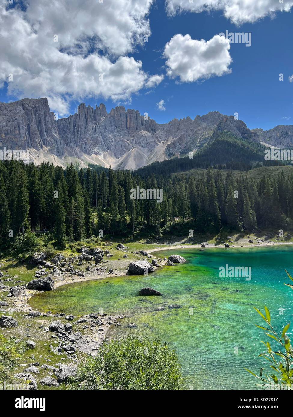 Malerischer Blick auf den Pragser Lago - Smartphone-aufgenommenes Stockfoto