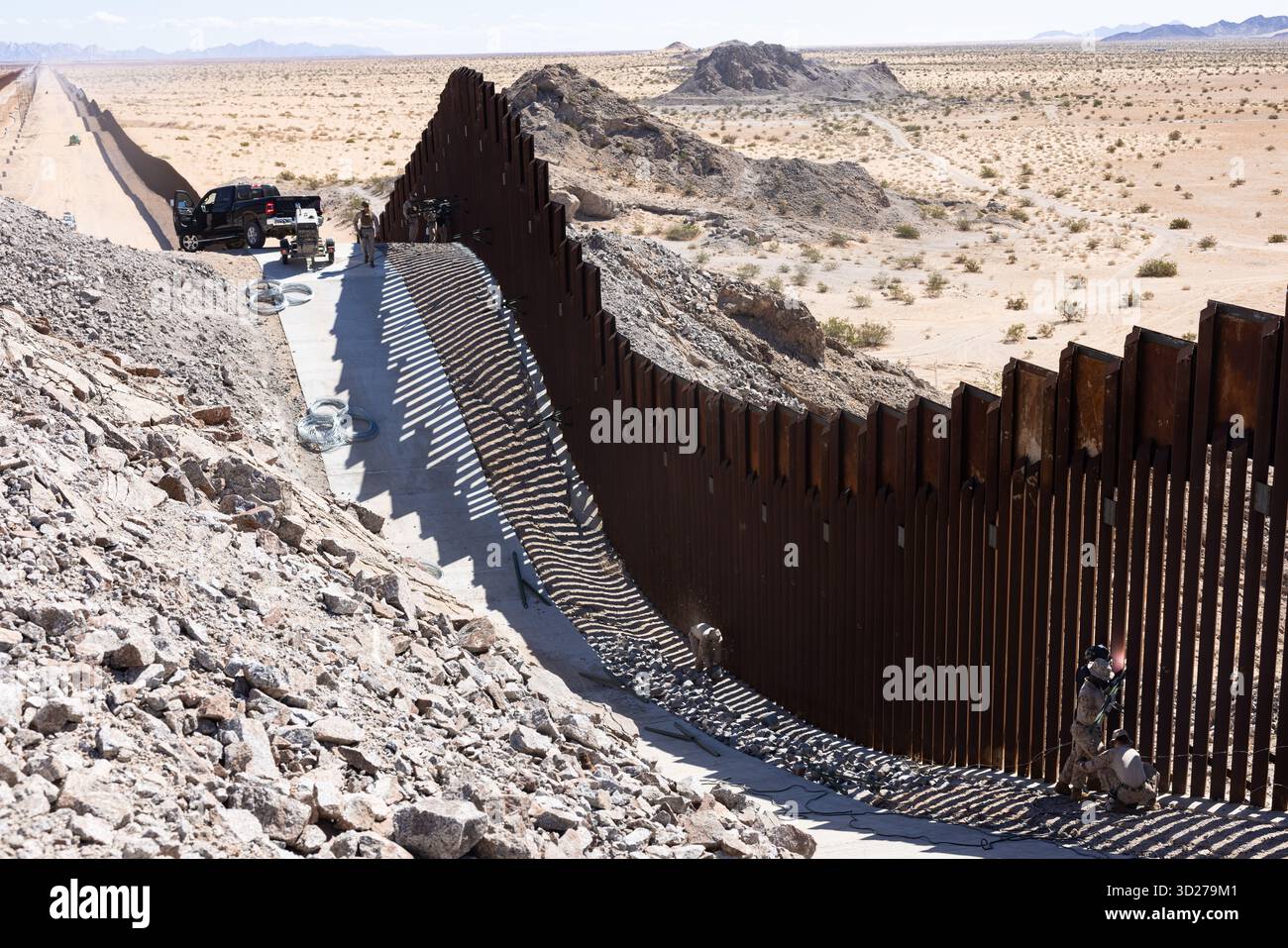 U.S. Marines mit Combat Logistics Battalion 15, Combat Logistics Regiment 17, 1st Marine Logistics Group, der Joint Task Force-Southern Border (JTF-SB) zugewiesen, verstärken die südliche Grenzbarriere in Yuma, Ariz., 15. Oktober 2025. JTF-SB führt umfassende, agile und bereichsübergreifende Operationen zur Unterstützung des US-Zoll- und Grenzschutzes durch, um die territoriale Integrität der Vereinigten Staaten zu schützen und die operative Kontrolle der südlichen Grenze im Jahr 100% zu erreichen. (Foto des U.S. Marine Corps von Sgt. Mary Torres) Stockfoto
