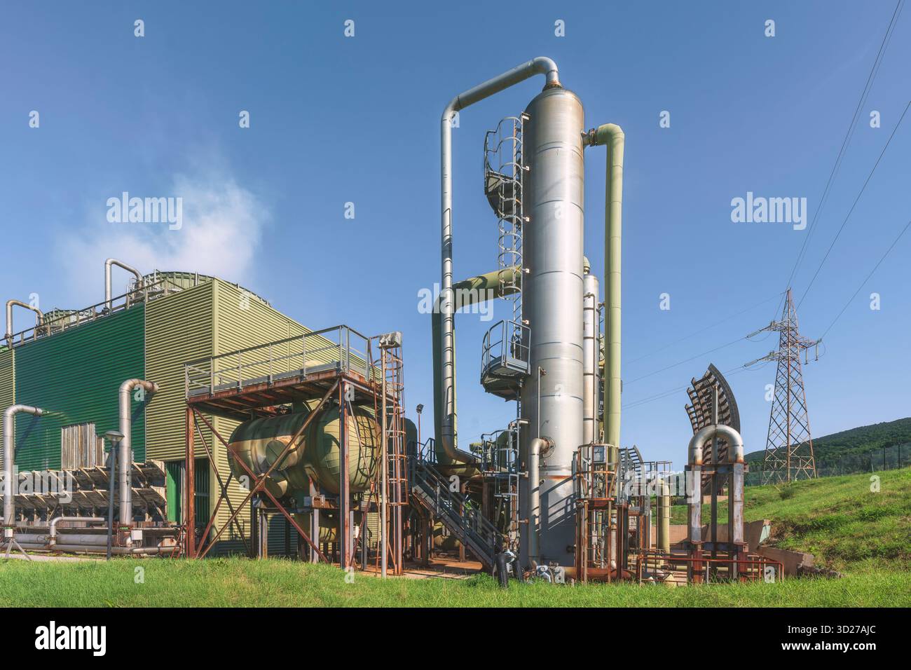 Industrieansicht eines geothermischen Kraftwerks mit Kühltürmen in Monterotondo Marittimo, Toskana, Italien. Erzeugung sauberer Energie. Stockfoto