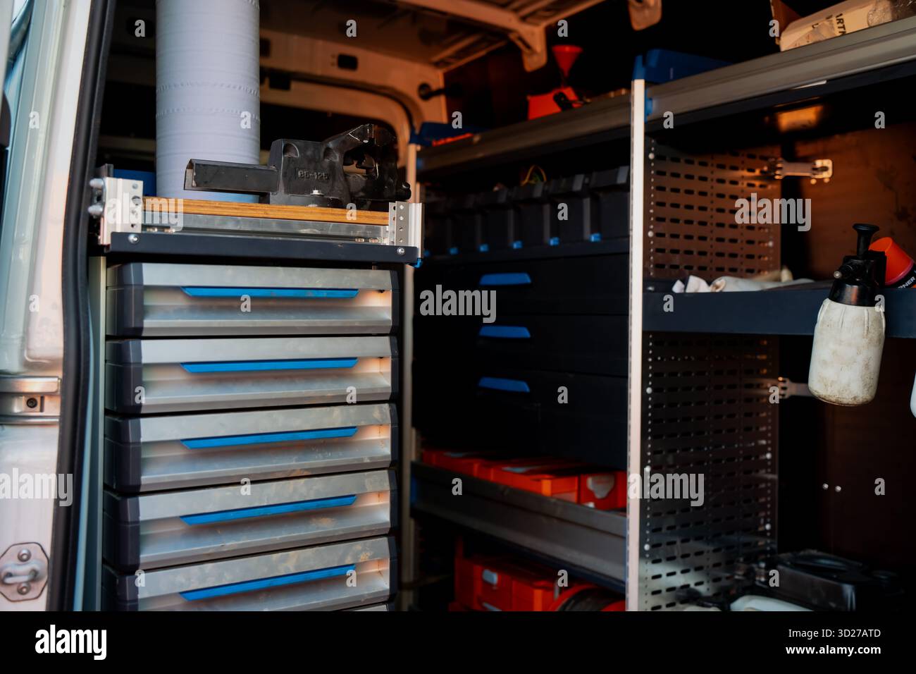 Innenraum des Transporters mit organisierten Werkzeugen, Schubladen und Regalen, die ein modernes Ablagesystem für Mechaniker, Techniker oder Wartungspersonal bei mobilen Arbeiten zeigen Stockfoto