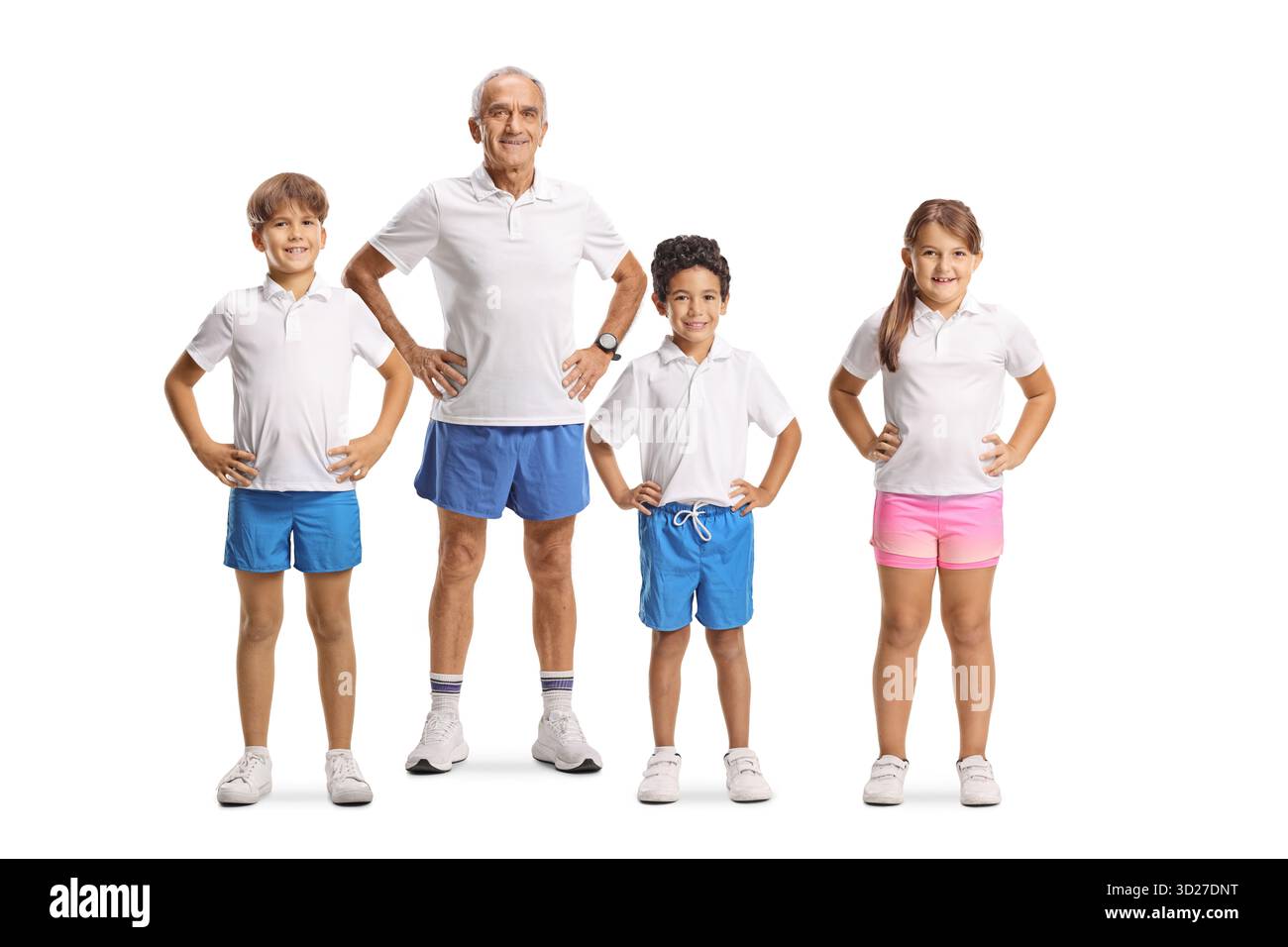 Älterer Mann in Sportkleidung posiert mit einer Gruppe von Kindern isoliert auf weißem Hintergrund Stockfoto