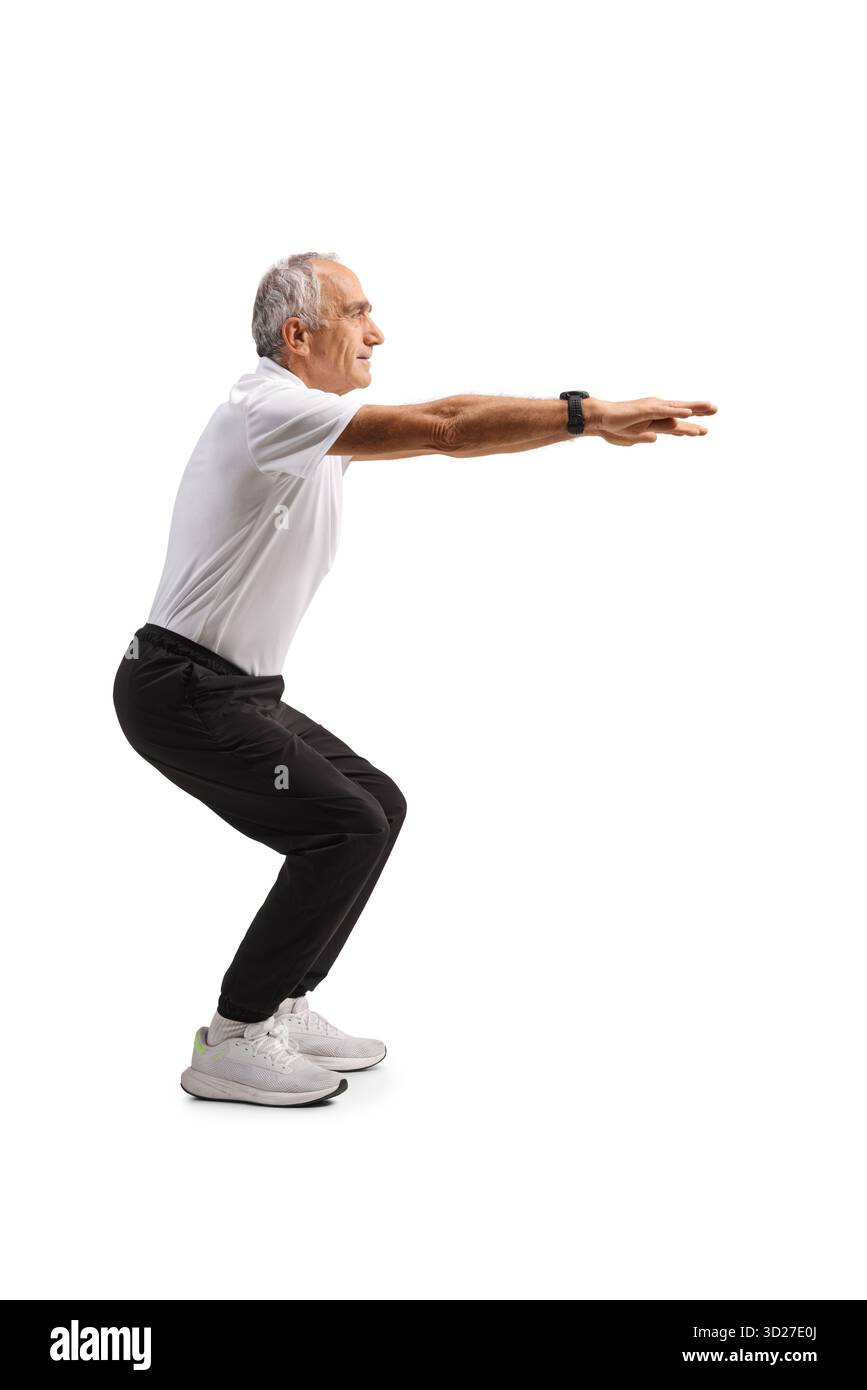 Fitter reifer Mann, der Squats auf weißem Hintergrund ausübt Stockfoto