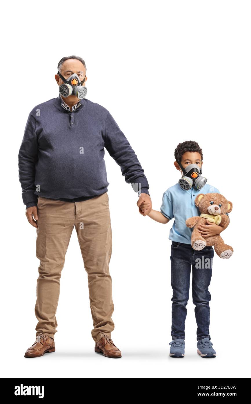 Opa und Enkel tragen Gasmasken und halten Hände isoliert auf weißem Hintergrund Stockfoto