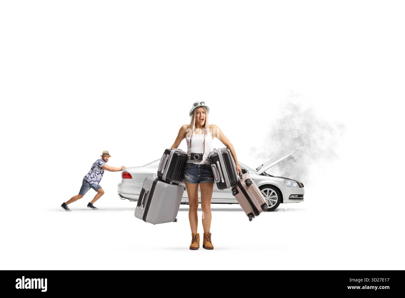 Ein Mann schiebt ein Auto und eine wütende Frau, die mit Koffern auf weißem Hintergrund steht Stockfoto