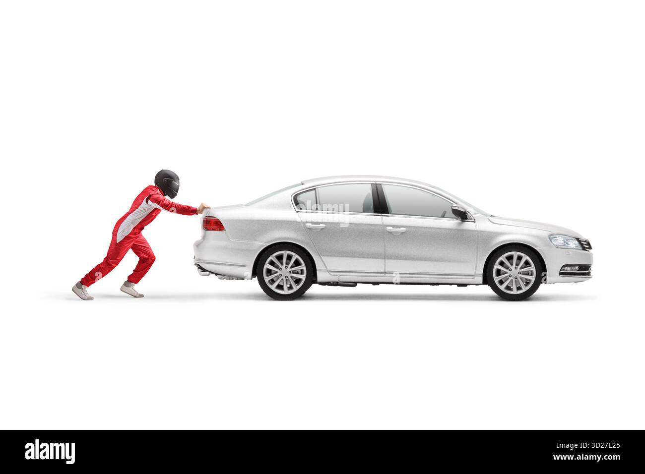 Rennfahrer mit Helm, der ein Auto isoliert auf weißem Hintergrund schiebt Stockfoto