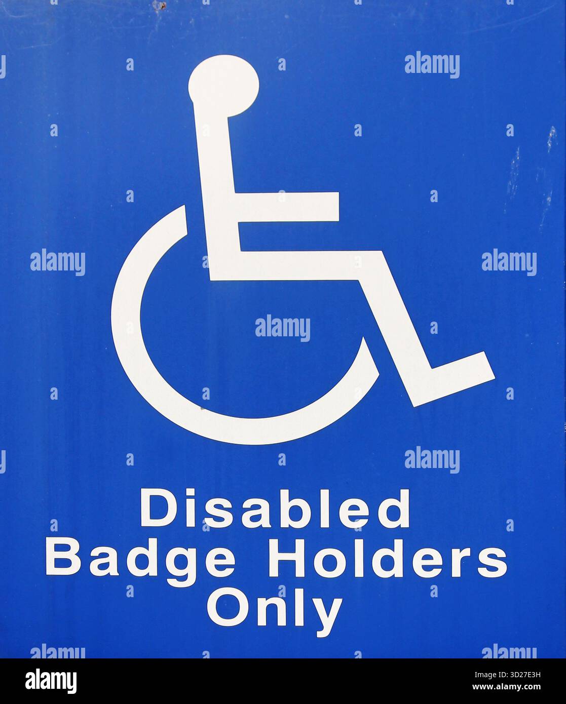 Ein blau-weißes Schild, das einen Platz zeigt, der nur für Inhaber eines blauen Ausweises mit Behinderungen reserviert ist Stockfoto
