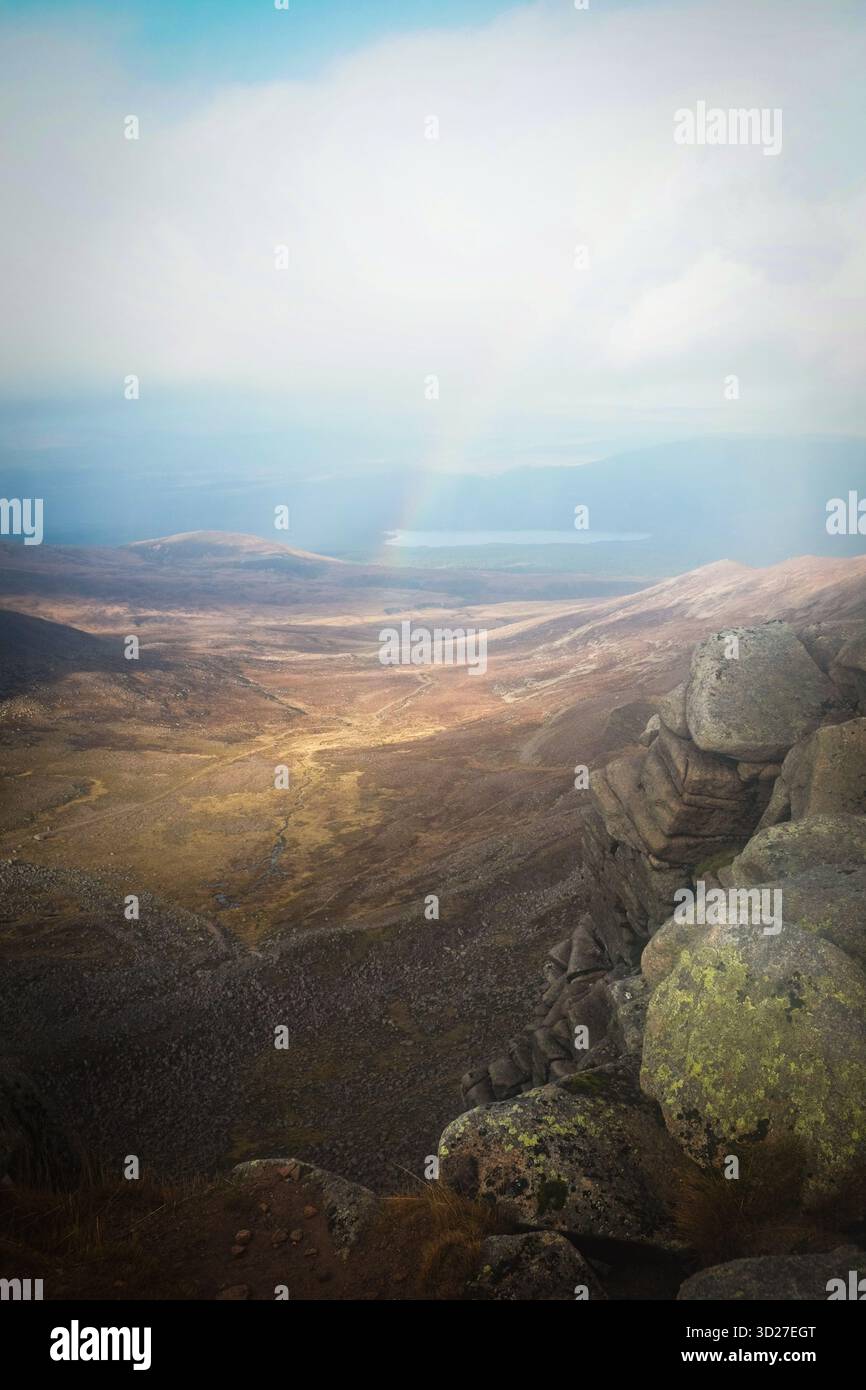 Wir gehen den Cairn Gorm in den schottischen Highlands hinauf Stockfoto