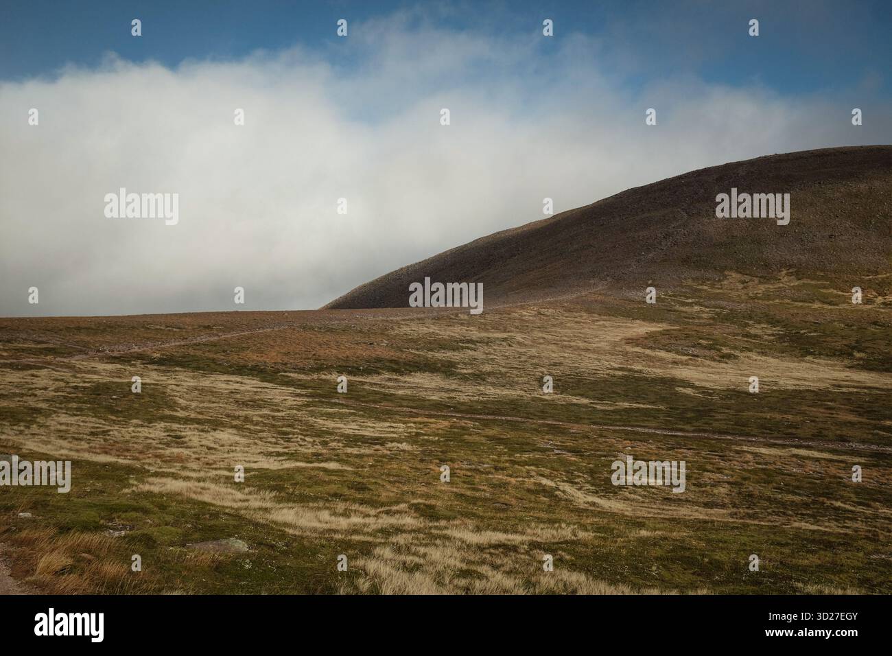 Wir gehen den Cairn Gorm in den schottischen Highlands hinauf Stockfoto