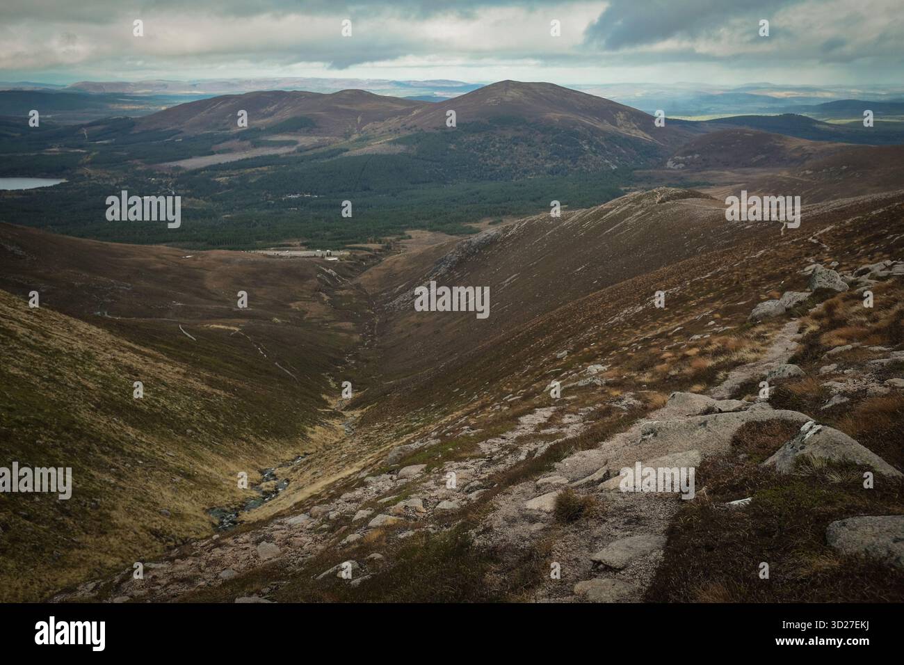 Wir gehen den Cairn Gorm in den schottischen Highlands hinauf Stockfoto