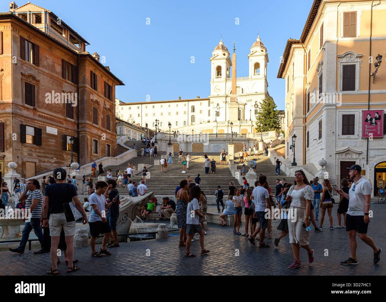 Viele Touristen an der Spanischen Treppe in Rom, Italien, während der goldenen Stunde Stockfoto