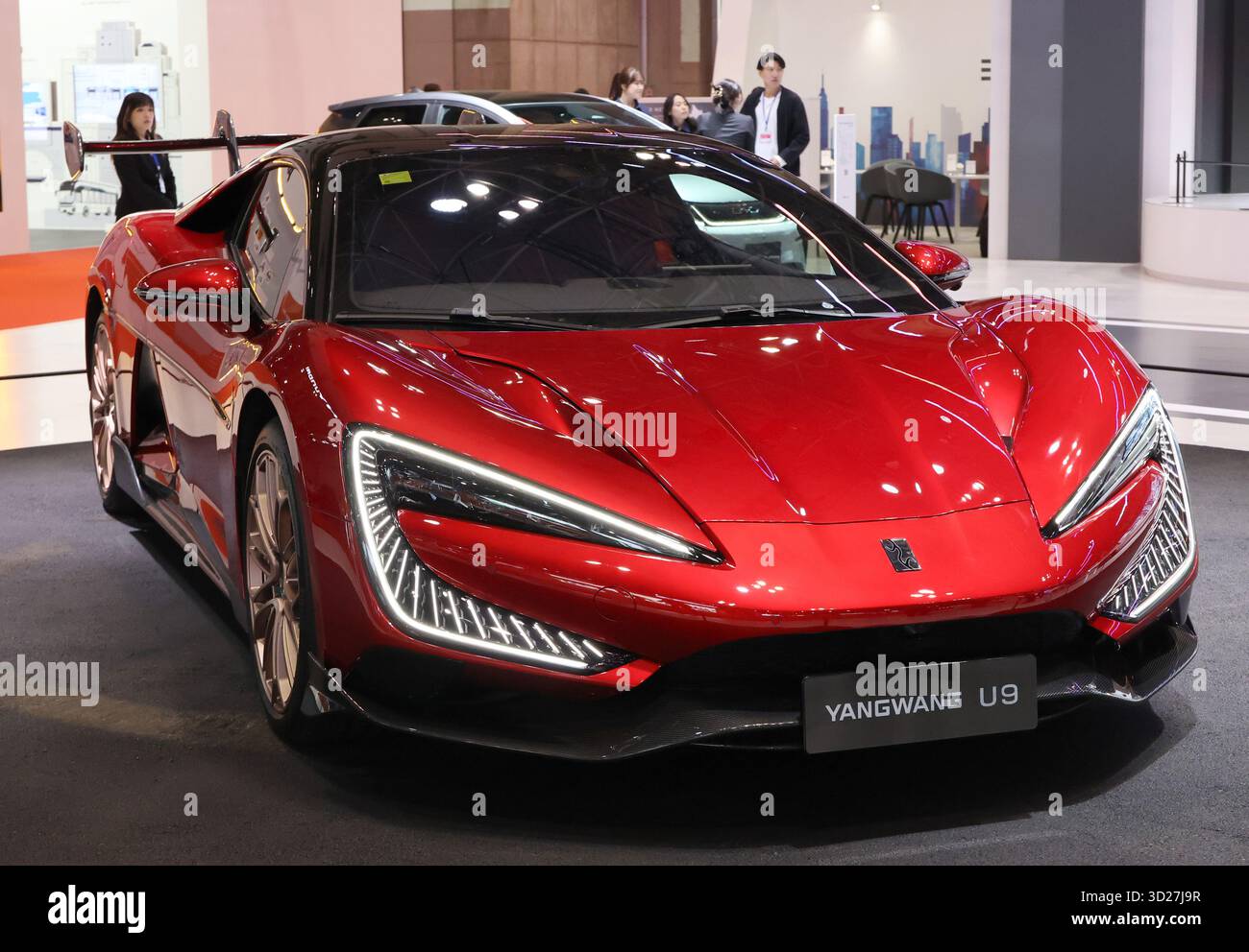 Tokio, Japan. 30. Oktober 2025. Der chinesische Automobilhersteller BYD zeigt den Supersportwagen des Unternehmens Yangwang U9 bei einer Pressevorschau der Japan Mobility Show 2025 in Tokio am Donnerstag, den 30. Oktober 2025. Die Japan Mobility Show 2025 findet vom 31. Oktober bis 9. November statt. (Foto: Yoshio Tsunoda/AFLO) Stockfoto