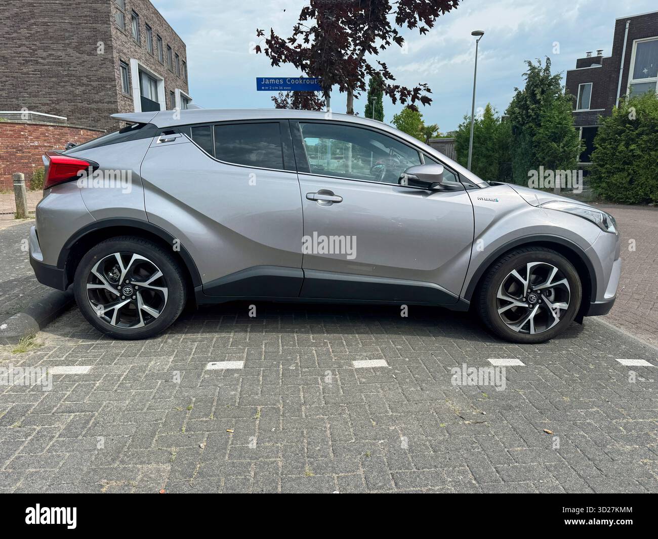 Almere, Niederlande - 22. Juni 2025: Toyota C-HR parkte auf einem öffentlichen Parkplatz. Niemand im Fahrzeug. Stockfoto