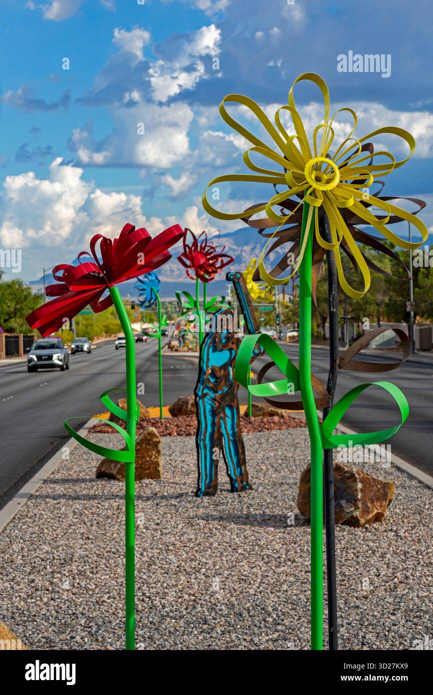 Las Vegas, Nevada – die Blumenmalerei aus Metall schmückt den Mittelstreifen an einer Las Vegas Road. Stockfoto