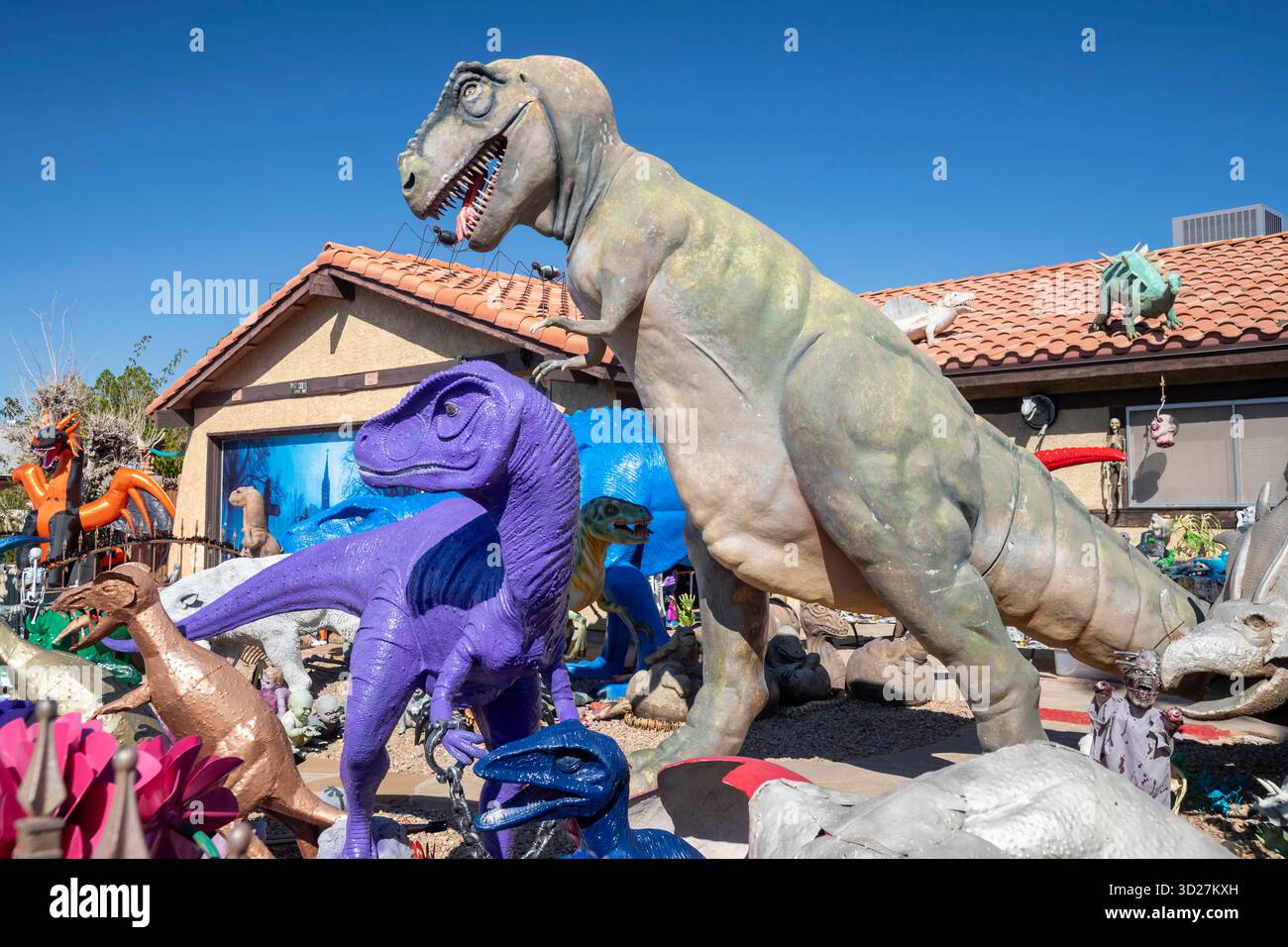 Henderson, Nevada – Dinosaurier dominieren den Hof eines Hauses im Vorort Las Vegas, das dort vom pensionierten Schullehrer Steve Springer aufgestellt wurde. Stockfoto