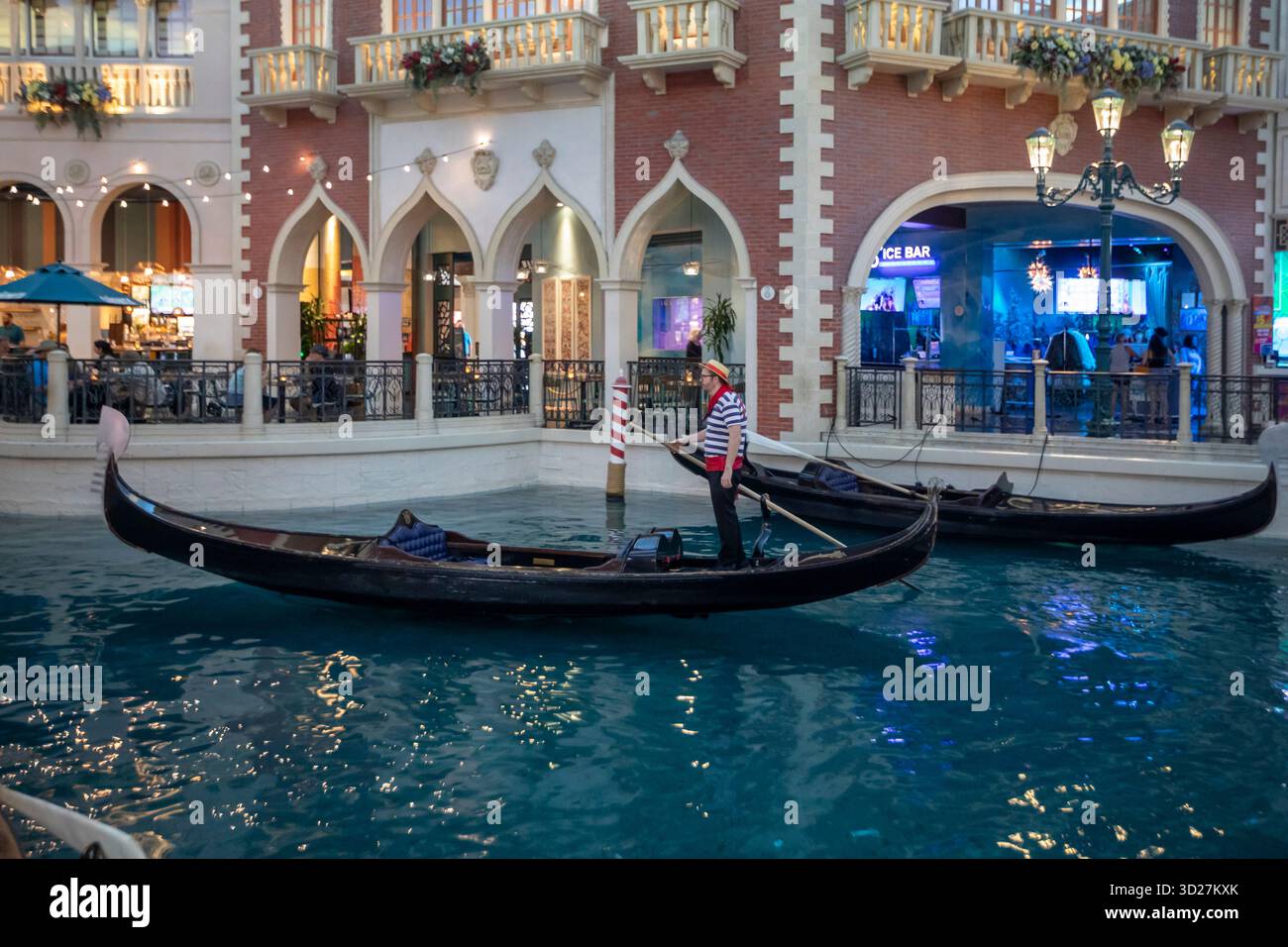 Las Vegas, Nevada - Ein Gondolierer sucht Kunden auf den Kanälen des Venetian Resort. Stockfoto